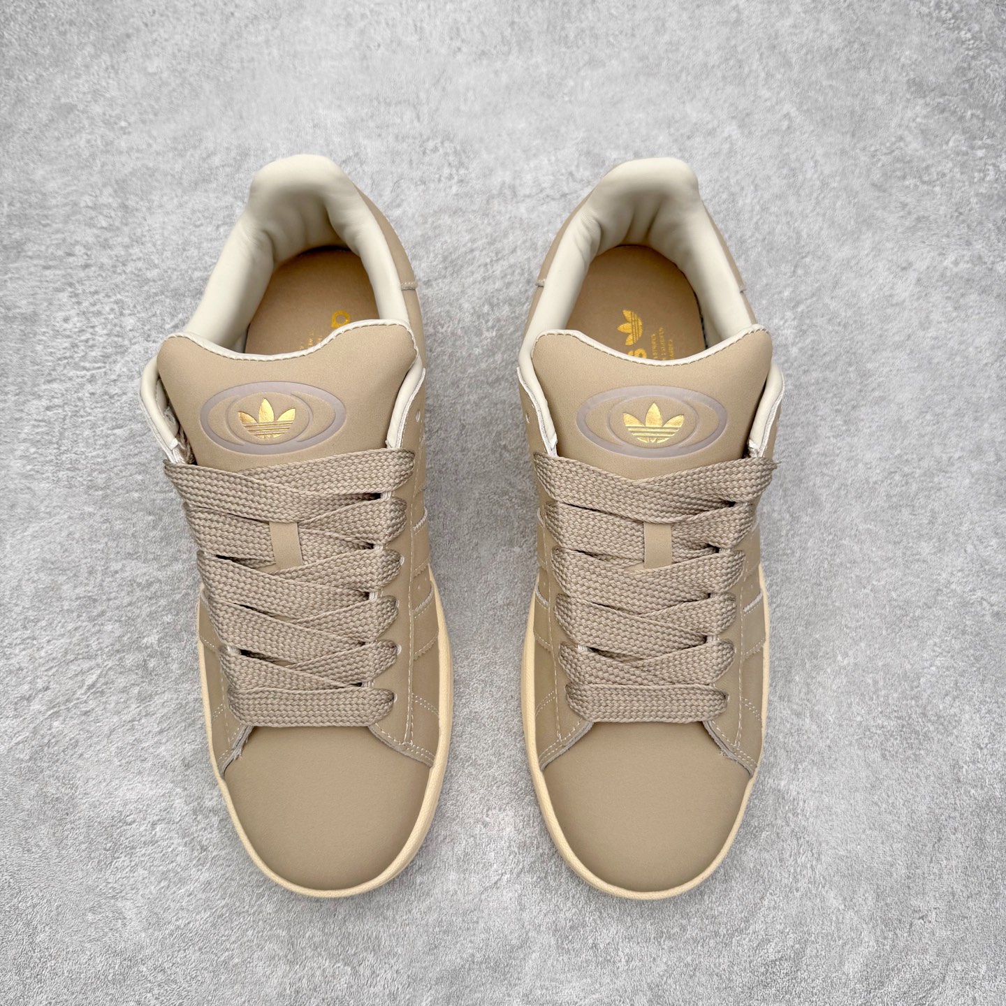 图片[2]-＃C版纯原 AD Originals Campus 00s 学院系列面包风经典复古低帮百搭休闲运动板鞋 原鞋开发 正确版型 市面唯一全鞋采用原厂头层SD皮料 正确宽版鞋盒 清洁度完美 诠释最高工艺 这次 Originals 选择了以经典复古鞋型 Campus 为蓝本打造全新面包鞋 这款鞋型联名不断 冠希当年对它更是钟爱有加 论牌面丝毫不输贝壳头、Forum 等大热鞋型 这次 Campus 一改 80 年代的瘦长造型 鞋舌、鞋身、鞋底甚至细节都变大了 营造出千禧年前后流行的面包鞋宽大廓形 因此鞋名改为 Campus 00s 鞋身采用绒面皮料搭配白色常规皮革 质感上还是延续了经典 Campus 的设计 鞋舌填充更加饱满 让鞋款整体看起来更加圆润 搭配上这款浅蓝配色 「蓝胖子」造型真的很可爱 鞋舌还加入了与以往 Campus 不同的全新三叶草 Logo 令造型更具千禧气息 鞋带也采用了加宽的设计 如果你不喜欢 这次还附送了传统鞋带可以替换 鞋底采用了米黄做旧设计 凸显鞋款的复古年代感 除了清新可人的浅蓝配色 还有一款酷灰配色 造型更加硬朗复古 而且相比浅蓝配色更加耐脏 尺码：36 36⅔ 37⅓ 38 38⅔ 39⅓ 40 40⅔ 41⅓ 42 42⅔ 43⅓ 44 44 ⅓ 45-选品中心