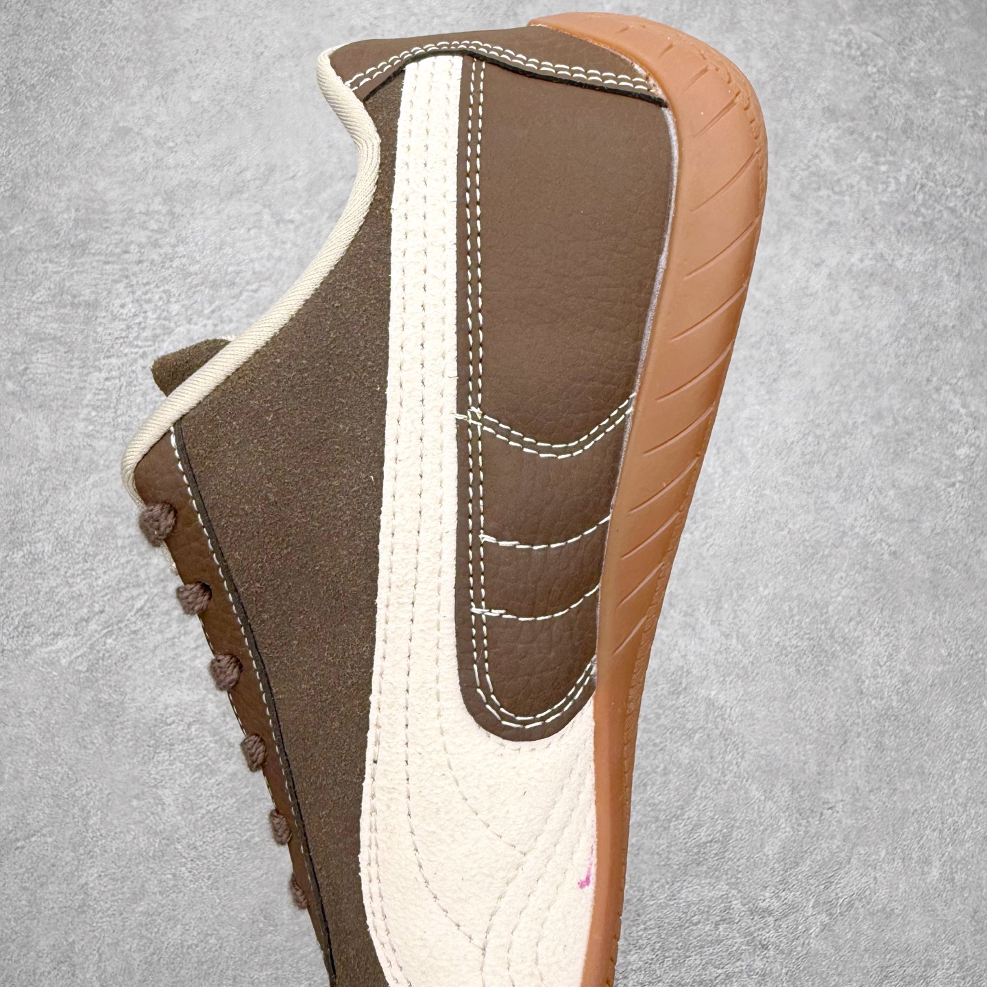 图片[7]-＃TG特价福利 PUMA Speedca OG 彪马极速赛车系列低帮德训风拼接复古百搭休闲运动赛车鞋 鞋款从80、90年代赛车手所穿的防火赛车鞋为原型，鞋身线条模仿了赛车的流线廓形，体现了空气动力学原理的结构。简约流畅的外观，恰好又和贯穿其中的Formstrip Logo融合恰到好处，视觉上细节丰富且协调。本次Speedcat OG鞋款归来，最大看点自然式保留了窄版鞋型以及薄底构造。这两年各品牌鞋底越做越厚，Speedcat反其道而行之，上脚几乎无鞋底的效果带来耳目一新的视觉体验。鞋面依旧是以质感细腻的麂皮材质打造，并且大面积近乎全包裹的使用，复古味道也愈发浓烈。配色上更是将最原始的黑色和红色带回，向F1赛车队的标志性队服致敬。相信让各位一眼种草的更多是出挑的大红色，上脚即可瞬间点亮整体造型，在以球鞋为核心的OOTD中脱颖而出。而另一款黑色则是低调的万金油，彰显新潮个性的同时又不喧宾夺主，也是热爱简约系穿搭朋友的首选。 尺码：35.5 36 37 37.5 38 38.5 39 40 40.5 41 42 42.5 43 44 44.5 45-选品中心