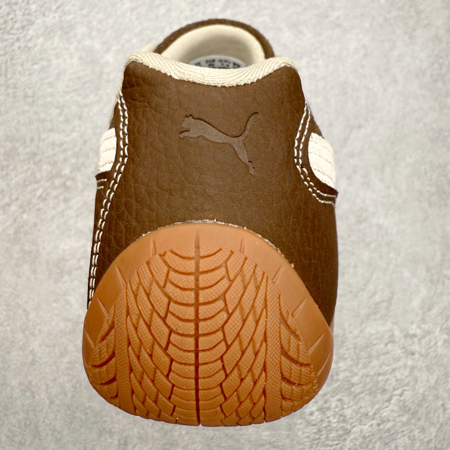 图片[8]-＃TG特价福利 PUMA Speedca OG 彪马极速赛车系列低帮德训风拼接复古百搭休闲运动赛车鞋 鞋款从80、90年代赛车手所穿的防火赛车鞋为原型，鞋身线条模仿了赛车的流线廓形，体现了空气动力学原理的结构。简约流畅的外观，恰好又和贯穿其中的Formstrip Logo融合恰到好处，视觉上细节丰富且协调。本次Speedcat OG鞋款归来，最大看点自然式保留了窄版鞋型以及薄底构造。这两年各品牌鞋底越做越厚，Speedcat反其道而行之，上脚几乎无鞋底的效果带来耳目一新的视觉体验。鞋面依旧是以质感细腻的麂皮材质打造，并且大面积近乎全包裹的使用，复古味道也愈发浓烈。配色上更是将最原始的黑色和红色带回，向F1赛车队的标志性队服致敬。相信让各位一眼种草的更多是出挑的大红色，上脚即可瞬间点亮整体造型，在以球鞋为核心的OOTD中脱颖而出。而另一款黑色则是低调的万金油，彰显新潮个性的同时又不喧宾夺主，也是热爱简约系穿搭朋友的首选。 尺码：35.5 36 37 37.5 38 38.5 39 40 40.5 41 42 42.5 43 44 44.5 45-选品中心