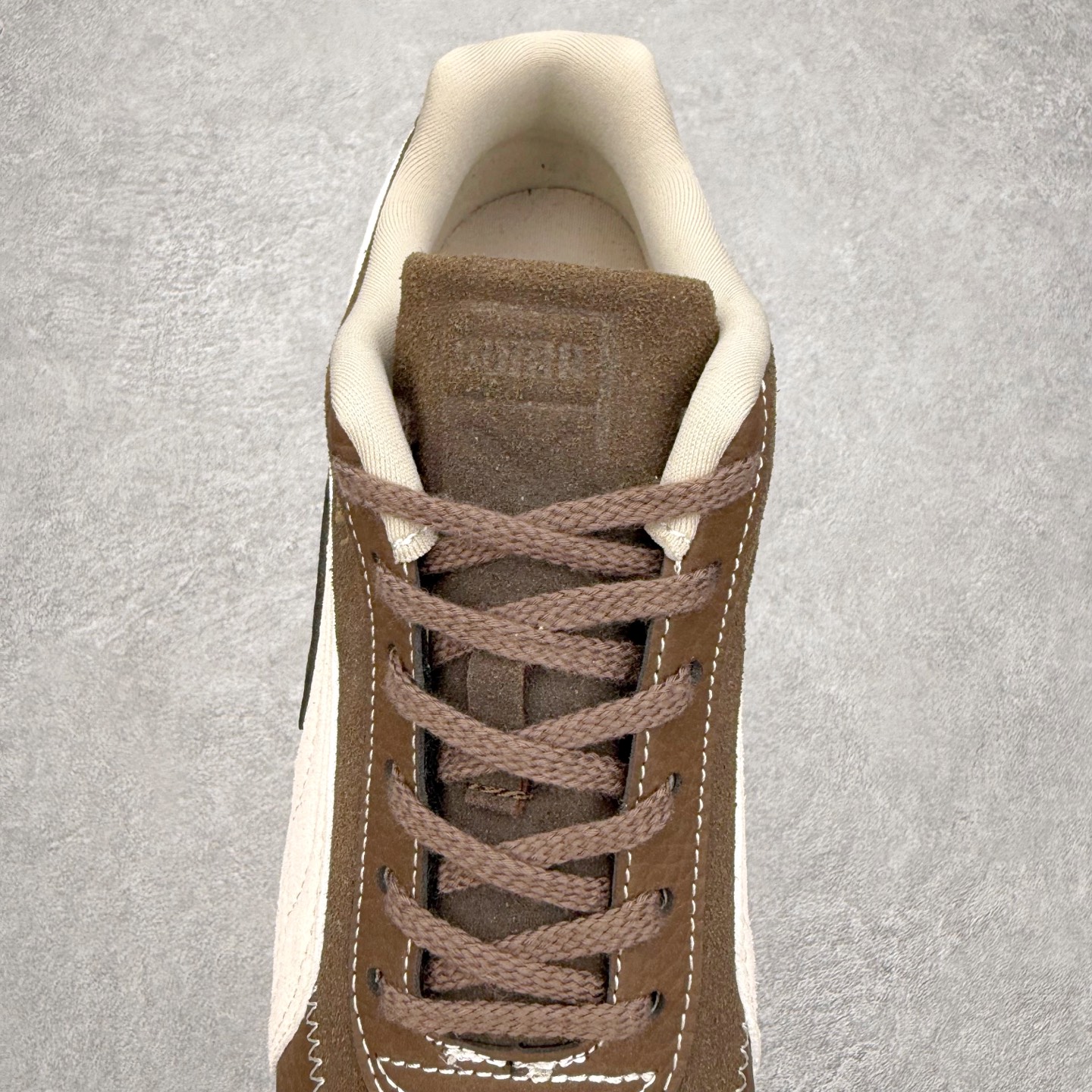 图片[5]-＃TG特价福利 PUMA Speedca OG 彪马极速赛车系列低帮德训风拼接复古百搭休闲运动赛车鞋 鞋款从80、90年代赛车手所穿的防火赛车鞋为原型，鞋身线条模仿了赛车的流线廓形，体现了空气动力学原理的结构。简约流畅的外观，恰好又和贯穿其中的Formstrip Logo融合恰到好处，视觉上细节丰富且协调。本次Speedcat OG鞋款归来，最大看点自然式保留了窄版鞋型以及薄底构造。这两年各品牌鞋底越做越厚，Speedcat反其道而行之，上脚几乎无鞋底的效果带来耳目一新的视觉体验。鞋面依旧是以质感细腻的麂皮材质打造，并且大面积近乎全包裹的使用，复古味道也愈发浓烈。配色上更是将最原始的黑色和红色带回，向F1赛车队的标志性队服致敬。相信让各位一眼种草的更多是出挑的大红色，上脚即可瞬间点亮整体造型，在以球鞋为核心的OOTD中脱颖而出。而另一款黑色则是低调的万金油，彰显新潮个性的同时又不喧宾夺主，也是热爱简约系穿搭朋友的首选。 尺码：35.5 36 37 37.5 38 38.5 39 40 40.5 41 42 42.5 43 44 44.5 45-选品中心