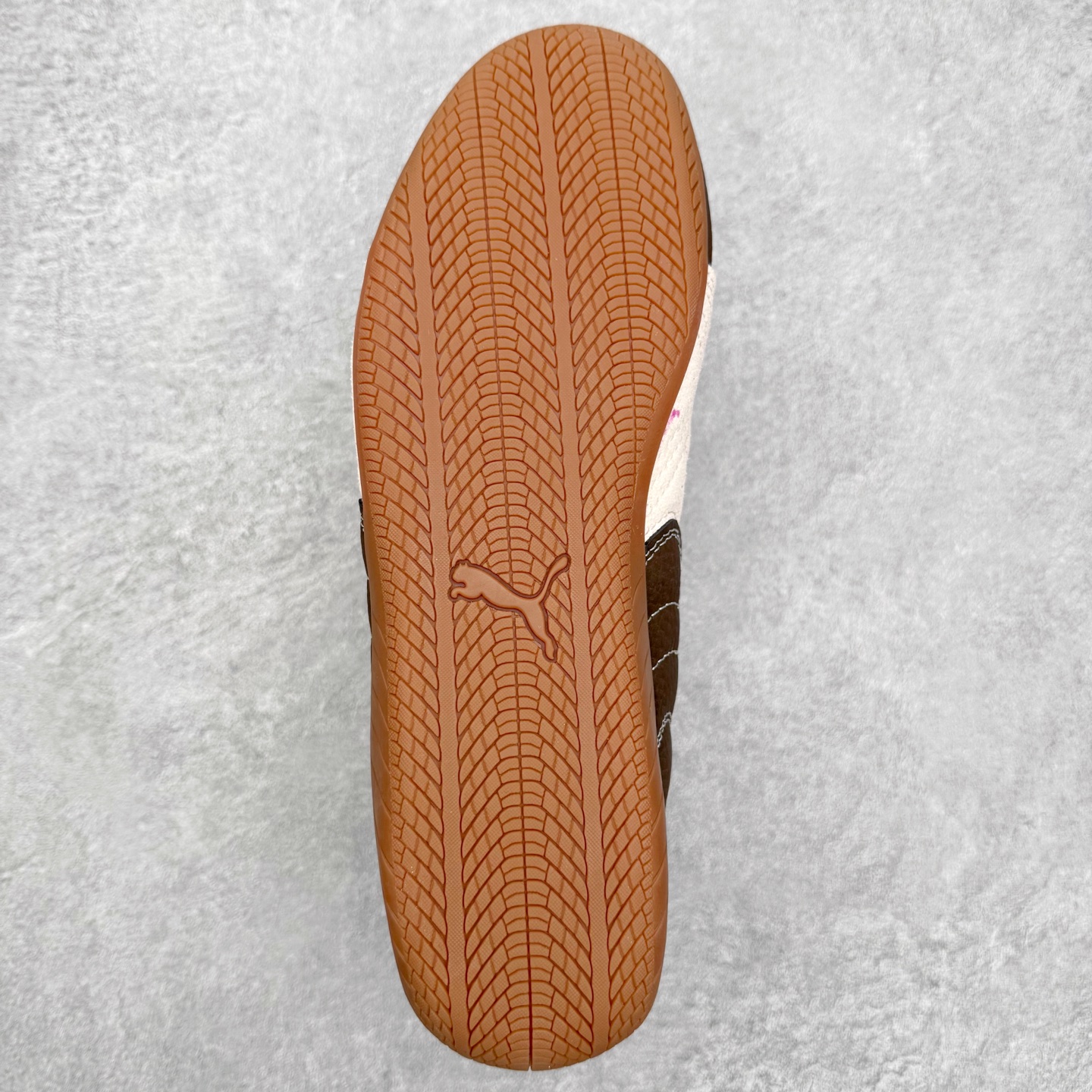 图片[9]-＃TG特价福利 PUMA Speedca OG 彪马极速赛车系列低帮德训风拼接复古百搭休闲运动赛车鞋 鞋款从80、90年代赛车手所穿的防火赛车鞋为原型，鞋身线条模仿了赛车的流线廓形，体现了空气动力学原理的结构。简约流畅的外观，恰好又和贯穿其中的Formstrip Logo融合恰到好处，视觉上细节丰富且协调。本次Speedcat OG鞋款归来，最大看点自然式保留了窄版鞋型以及薄底构造。这两年各品牌鞋底越做越厚，Speedcat反其道而行之，上脚几乎无鞋底的效果带来耳目一新的视觉体验。鞋面依旧是以质感细腻的麂皮材质打造，并且大面积近乎全包裹的使用，复古味道也愈发浓烈。配色上更是将最原始的黑色和红色带回，向F1赛车队的标志性队服致敬。相信让各位一眼种草的更多是出挑的大红色，上脚即可瞬间点亮整体造型，在以球鞋为核心的OOTD中脱颖而出。而另一款黑色则是低调的万金油，彰显新潮个性的同时又不喧宾夺主，也是热爱简约系穿搭朋友的首选。 尺码：35.5 36 37 37.5 38 38.5 39 40 40.5 41 42 42.5 43 44 44.5 45-选品中心