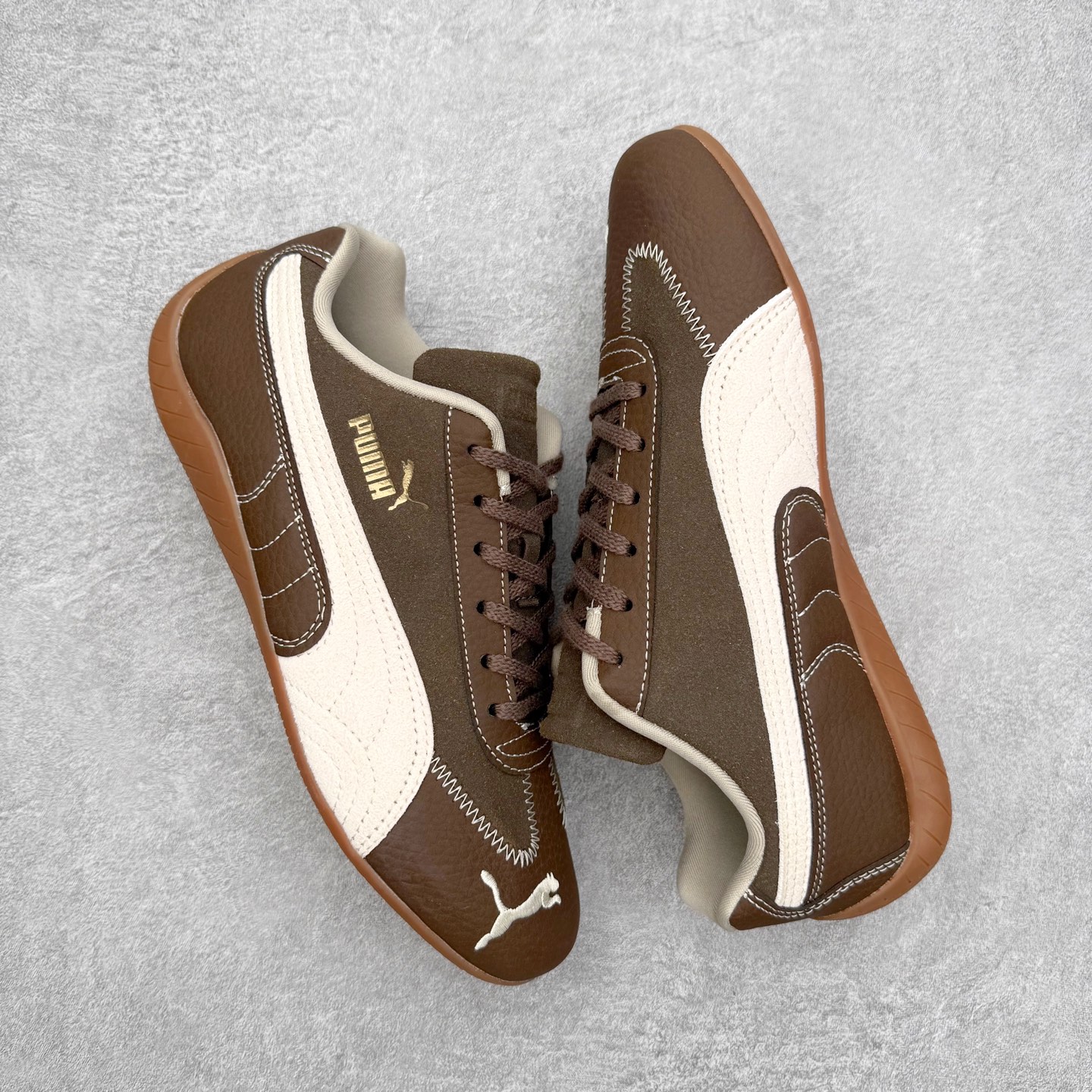 图片[3]-＃TG特价福利 PUMA Speedca OG 彪马极速赛车系列低帮德训风拼接复古百搭休闲运动赛车鞋 鞋款从80、90年代赛车手所穿的防火赛车鞋为原型，鞋身线条模仿了赛车的流线廓形，体现了空气动力学原理的结构。简约流畅的外观，恰好又和贯穿其中的Formstrip Logo融合恰到好处，视觉上细节丰富且协调。本次Speedcat OG鞋款归来，最大看点自然式保留了窄版鞋型以及薄底构造。这两年各品牌鞋底越做越厚，Speedcat反其道而行之，上脚几乎无鞋底的效果带来耳目一新的视觉体验。鞋面依旧是以质感细腻的麂皮材质打造，并且大面积近乎全包裹的使用，复古味道也愈发浓烈。配色上更是将最原始的黑色和红色带回，向F1赛车队的标志性队服致敬。相信让各位一眼种草的更多是出挑的大红色，上脚即可瞬间点亮整体造型，在以球鞋为核心的OOTD中脱颖而出。而另一款黑色则是低调的万金油，彰显新潮个性的同时又不喧宾夺主，也是热爱简约系穿搭朋友的首选。 尺码：35.5 36 37 37.5 38 38.5 39 40 40.5 41 42 42.5 43 44 44.5 45-选品中心