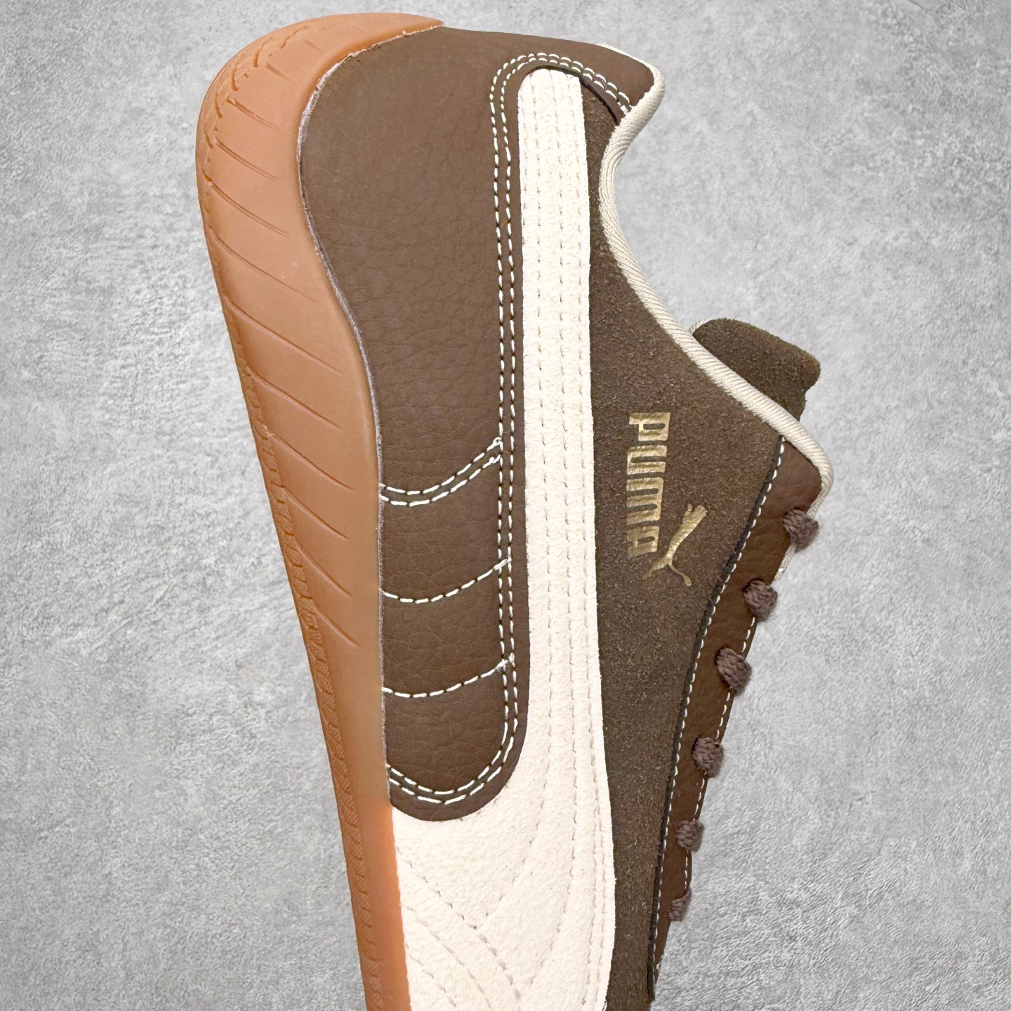 图片[6]-＃TG特价福利 PUMA Speedca OG 彪马极速赛车系列低帮德训风拼接复古百搭休闲运动赛车鞋 鞋款从80、90年代赛车手所穿的防火赛车鞋为原型，鞋身线条模仿了赛车的流线廓形，体现了空气动力学原理的结构。简约流畅的外观，恰好又和贯穿其中的Formstrip Logo融合恰到好处，视觉上细节丰富且协调。本次Speedcat OG鞋款归来，最大看点自然式保留了窄版鞋型以及薄底构造。这两年各品牌鞋底越做越厚，Speedcat反其道而行之，上脚几乎无鞋底的效果带来耳目一新的视觉体验。鞋面依旧是以质感细腻的麂皮材质打造，并且大面积近乎全包裹的使用，复古味道也愈发浓烈。配色上更是将最原始的黑色和红色带回，向F1赛车队的标志性队服致敬。相信让各位一眼种草的更多是出挑的大红色，上脚即可瞬间点亮整体造型，在以球鞋为核心的OOTD中脱颖而出。而另一款黑色则是低调的万金油，彰显新潮个性的同时又不喧宾夺主，也是热爱简约系穿搭朋友的首选。 尺码：35.5 36 37 37.5 38 38.5 39 40 40.5 41 42 42.5 43 44 44.5 45-选品中心