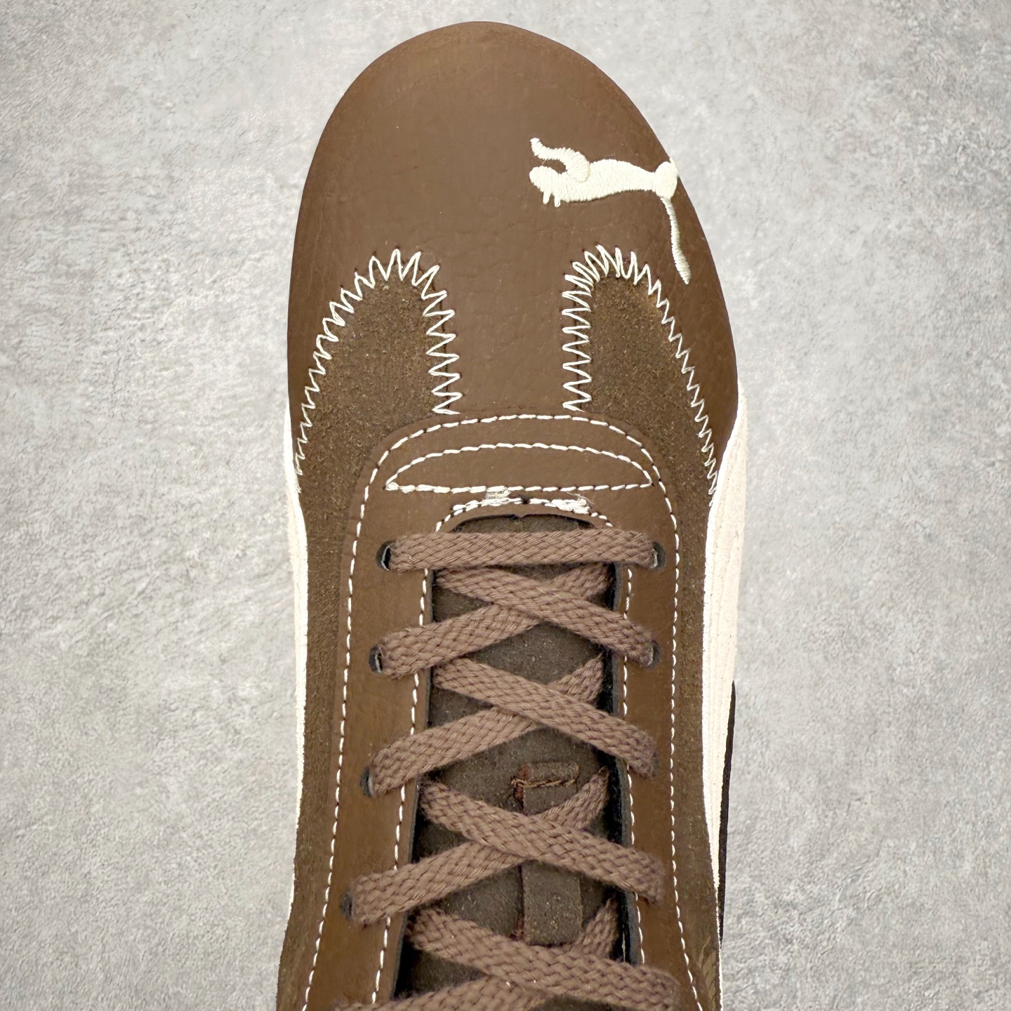 图片[4]-＃TG特价福利 PUMA Speedca OG 彪马极速赛车系列低帮德训风拼接复古百搭休闲运动赛车鞋 鞋款从80、90年代赛车手所穿的防火赛车鞋为原型，鞋身线条模仿了赛车的流线廓形，体现了空气动力学原理的结构。简约流畅的外观，恰好又和贯穿其中的Formstrip Logo融合恰到好处，视觉上细节丰富且协调。本次Speedcat OG鞋款归来，最大看点自然式保留了窄版鞋型以及薄底构造。这两年各品牌鞋底越做越厚，Speedcat反其道而行之，上脚几乎无鞋底的效果带来耳目一新的视觉体验。鞋面依旧是以质感细腻的麂皮材质打造，并且大面积近乎全包裹的使用，复古味道也愈发浓烈。配色上更是将最原始的黑色和红色带回，向F1赛车队的标志性队服致敬。相信让各位一眼种草的更多是出挑的大红色，上脚即可瞬间点亮整体造型，在以球鞋为核心的OOTD中脱颖而出。而另一款黑色则是低调的万金油，彰显新潮个性的同时又不喧宾夺主，也是热爱简约系穿搭朋友的首选。 尺码：35.5 36 37 37.5 38 38.5 39 40 40.5 41 42 42.5 43 44 44.5 45-选品中心