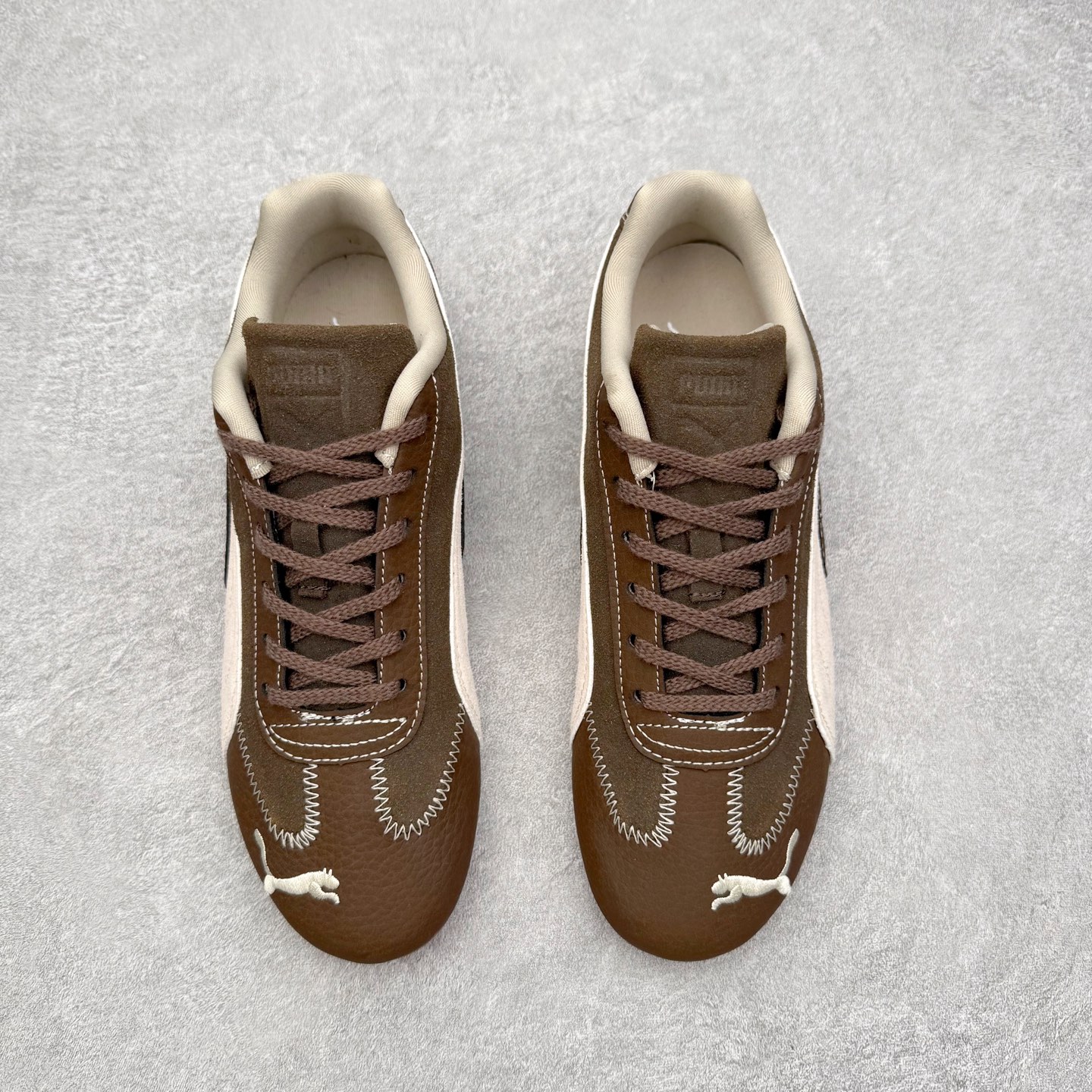 图片[2]-＃TG特价福利 PUMA Speedca OG 彪马极速赛车系列低帮德训风拼接复古百搭休闲运动赛车鞋 鞋款从80、90年代赛车手所穿的防火赛车鞋为原型，鞋身线条模仿了赛车的流线廓形，体现了空气动力学原理的结构。简约流畅的外观，恰好又和贯穿其中的Formstrip Logo融合恰到好处，视觉上细节丰富且协调。本次Speedcat OG鞋款归来，最大看点自然式保留了窄版鞋型以及薄底构造。这两年各品牌鞋底越做越厚，Speedcat反其道而行之，上脚几乎无鞋底的效果带来耳目一新的视觉体验。鞋面依旧是以质感细腻的麂皮材质打造，并且大面积近乎全包裹的使用，复古味道也愈发浓烈。配色上更是将最原始的黑色和红色带回，向F1赛车队的标志性队服致敬。相信让各位一眼种草的更多是出挑的大红色，上脚即可瞬间点亮整体造型，在以球鞋为核心的OOTD中脱颖而出。而另一款黑色则是低调的万金油，彰显新潮个性的同时又不喧宾夺主，也是热爱简约系穿搭朋友的首选。 尺码：35.5 36 37 37.5 38 38.5 39 40 40.5 41 42 42.5 43 44 44.5 45-选品中心