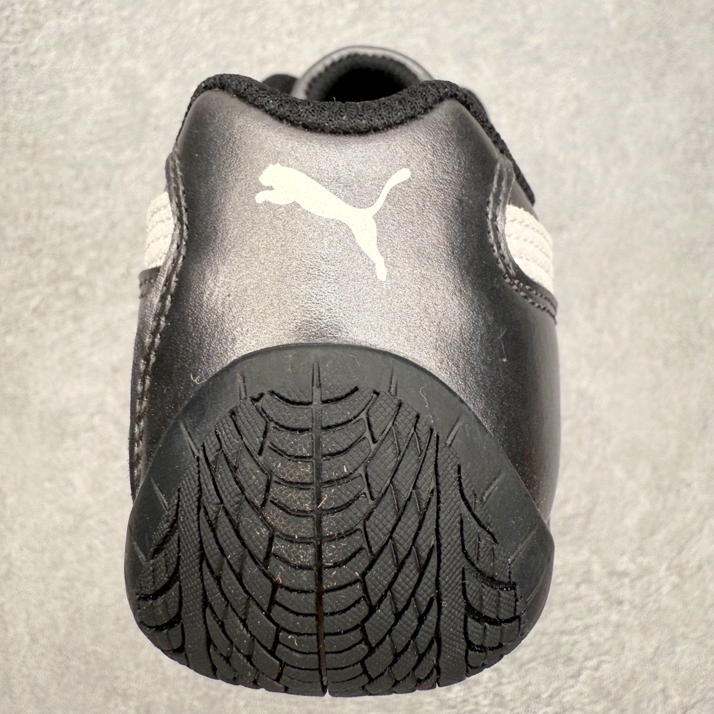 图片[8]-＃TG特价福利 PUMA Speedca OG 彪马极速赛车系列低帮德训风拼接复古百搭休闲运动赛车鞋 鞋款从80、90年代赛车手所穿的防火赛车鞋为原型，鞋身线条模仿了赛车的流线廓形，体现了空气动力学原理的结构。简约流畅的外观，恰好又和贯穿其中的Formstrip Logo融合恰到好处，视觉上细节丰富且协调。本次Speedcat OG鞋款归来，最大看点自然式保留了窄版鞋型以及薄底构造。这两年各品牌鞋底越做越厚，Speedcat反其道而行之，上脚几乎无鞋底的效果带来耳目一新的视觉体验。鞋面依旧是以质感细腻的麂皮材质打造，并且大面积近乎全包裹的使用，复古味道也愈发浓烈。配色上更是将最原始的黑色和红色带回，向F1赛车队的标志性队服致敬。相信让各位一眼种草的更多是出挑的大红色，上脚即可瞬间点亮整体造型，在以球鞋为核心的OOTD中脱颖而出。而另一款黑色则是低调的万金油，彰显新潮个性的同时又不喧宾夺主，也是热爱简约系穿搭朋友的首选。 尺码：35.5 36 37 37.5 38 38.5 39 40 40.5 41 42 42.5 43 44 44.5 45-选品中心