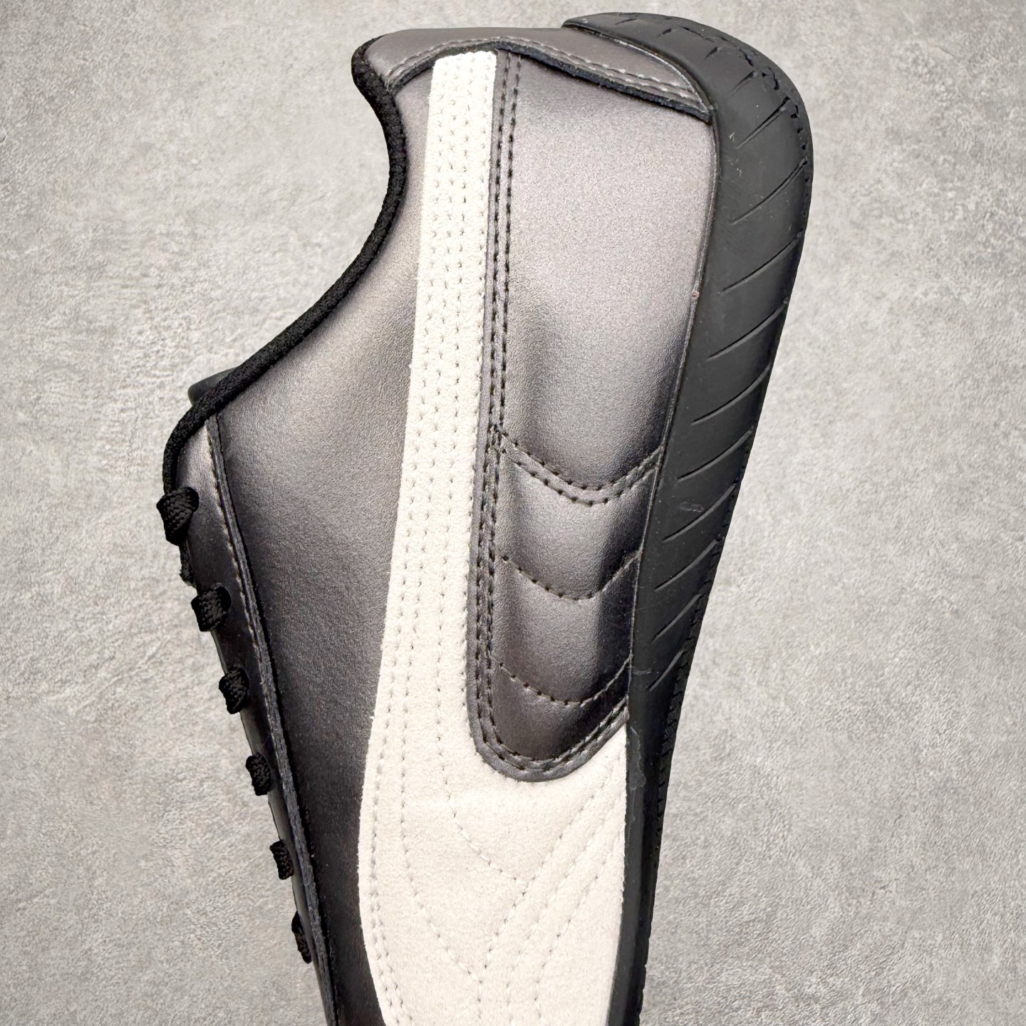 图片[7]-＃TG特价福利 PUMA Speedca OG 彪马极速赛车系列低帮德训风拼接复古百搭休闲运动赛车鞋 鞋款从80、90年代赛车手所穿的防火赛车鞋为原型，鞋身线条模仿了赛车的流线廓形，体现了空气动力学原理的结构。简约流畅的外观，恰好又和贯穿其中的Formstrip Logo融合恰到好处，视觉上细节丰富且协调。本次Speedcat OG鞋款归来，最大看点自然式保留了窄版鞋型以及薄底构造。这两年各品牌鞋底越做越厚，Speedcat反其道而行之，上脚几乎无鞋底的效果带来耳目一新的视觉体验。鞋面依旧是以质感细腻的麂皮材质打造，并且大面积近乎全包裹的使用，复古味道也愈发浓烈。配色上更是将最原始的黑色和红色带回，向F1赛车队的标志性队服致敬。相信让各位一眼种草的更多是出挑的大红色，上脚即可瞬间点亮整体造型，在以球鞋为核心的OOTD中脱颖而出。而另一款黑色则是低调的万金油，彰显新潮个性的同时又不喧宾夺主，也是热爱简约系穿搭朋友的首选。 尺码：35.5 36 37 37.5 38 38.5 39 40 40.5 41 42 42.5 43 44 44.5 45-选品中心