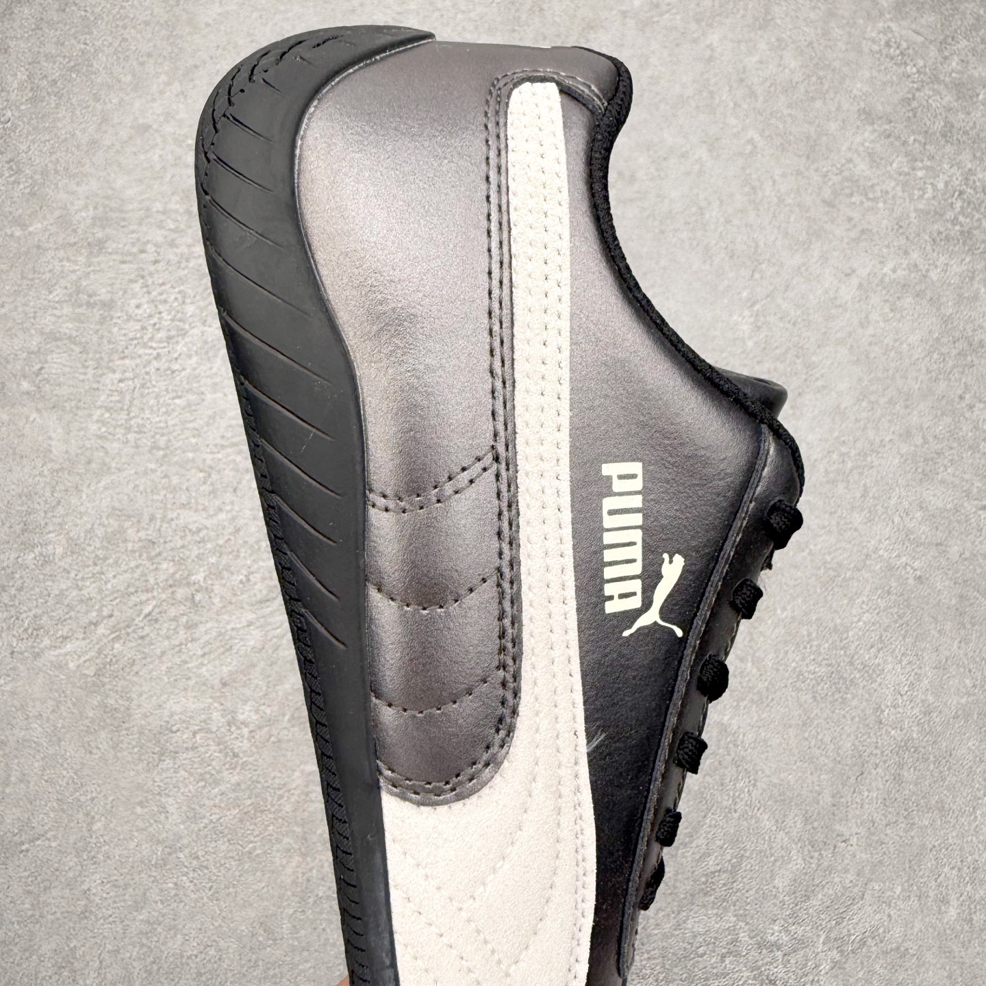 图片[6]-＃TG特价福利 PUMA Speedca OG 彪马极速赛车系列低帮德训风拼接复古百搭休闲运动赛车鞋 鞋款从80、90年代赛车手所穿的防火赛车鞋为原型，鞋身线条模仿了赛车的流线廓形，体现了空气动力学原理的结构。简约流畅的外观，恰好又和贯穿其中的Formstrip Logo融合恰到好处，视觉上细节丰富且协调。本次Speedcat OG鞋款归来，最大看点自然式保留了窄版鞋型以及薄底构造。这两年各品牌鞋底越做越厚，Speedcat反其道而行之，上脚几乎无鞋底的效果带来耳目一新的视觉体验。鞋面依旧是以质感细腻的麂皮材质打造，并且大面积近乎全包裹的使用，复古味道也愈发浓烈。配色上更是将最原始的黑色和红色带回，向F1赛车队的标志性队服致敬。相信让各位一眼种草的更多是出挑的大红色，上脚即可瞬间点亮整体造型，在以球鞋为核心的OOTD中脱颖而出。而另一款黑色则是低调的万金油，彰显新潮个性的同时又不喧宾夺主，也是热爱简约系穿搭朋友的首选。 尺码：35.5 36 37 37.5 38 38.5 39 40 40.5 41 42 42.5 43 44 44.5 45-选品中心