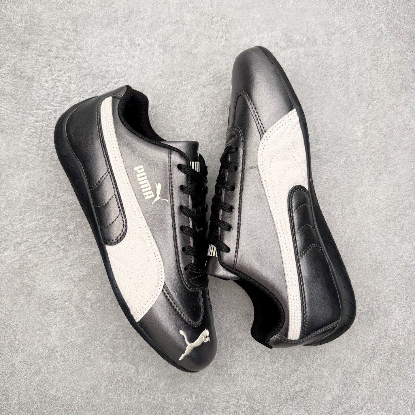 图片[3]-＃TG特价福利 PUMA Speedca OG 彪马极速赛车系列低帮德训风拼接复古百搭休闲运动赛车鞋 鞋款从80、90年代赛车手所穿的防火赛车鞋为原型，鞋身线条模仿了赛车的流线廓形，体现了空气动力学原理的结构。简约流畅的外观，恰好又和贯穿其中的Formstrip Logo融合恰到好处，视觉上细节丰富且协调。本次Speedcat OG鞋款归来，最大看点自然式保留了窄版鞋型以及薄底构造。这两年各品牌鞋底越做越厚，Speedcat反其道而行之，上脚几乎无鞋底的效果带来耳目一新的视觉体验。鞋面依旧是以质感细腻的麂皮材质打造，并且大面积近乎全包裹的使用，复古味道也愈发浓烈。配色上更是将最原始的黑色和红色带回，向F1赛车队的标志性队服致敬。相信让各位一眼种草的更多是出挑的大红色，上脚即可瞬间点亮整体造型，在以球鞋为核心的OOTD中脱颖而出。而另一款黑色则是低调的万金油，彰显新潮个性的同时又不喧宾夺主，也是热爱简约系穿搭朋友的首选。 尺码：35.5 36 37 37.5 38 38.5 39 40 40.5 41 42 42.5 43 44 44.5 45-选品中心