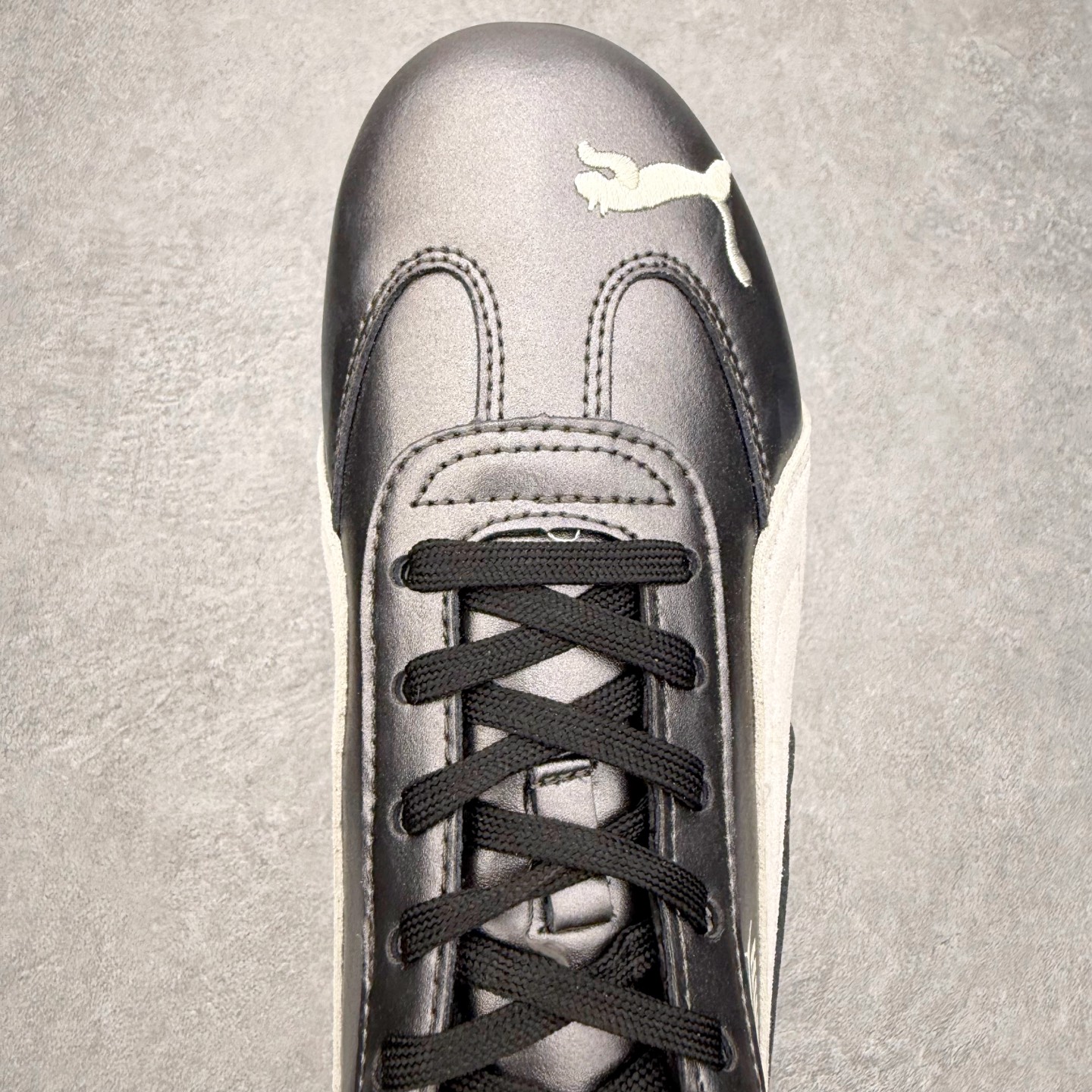 图片[4]-＃TG特价福利 PUMA Speedca OG 彪马极速赛车系列低帮德训风拼接复古百搭休闲运动赛车鞋 鞋款从80、90年代赛车手所穿的防火赛车鞋为原型，鞋身线条模仿了赛车的流线廓形，体现了空气动力学原理的结构。简约流畅的外观，恰好又和贯穿其中的Formstrip Logo融合恰到好处，视觉上细节丰富且协调。本次Speedcat OG鞋款归来，最大看点自然式保留了窄版鞋型以及薄底构造。这两年各品牌鞋底越做越厚，Speedcat反其道而行之，上脚几乎无鞋底的效果带来耳目一新的视觉体验。鞋面依旧是以质感细腻的麂皮材质打造，并且大面积近乎全包裹的使用，复古味道也愈发浓烈。配色上更是将最原始的黑色和红色带回，向F1赛车队的标志性队服致敬。相信让各位一眼种草的更多是出挑的大红色，上脚即可瞬间点亮整体造型，在以球鞋为核心的OOTD中脱颖而出。而另一款黑色则是低调的万金油，彰显新潮个性的同时又不喧宾夺主，也是热爱简约系穿搭朋友的首选。 尺码：35.5 36 37 37.5 38 38.5 39 40 40.5 41 42 42.5 43 44 44.5 45-选品中心