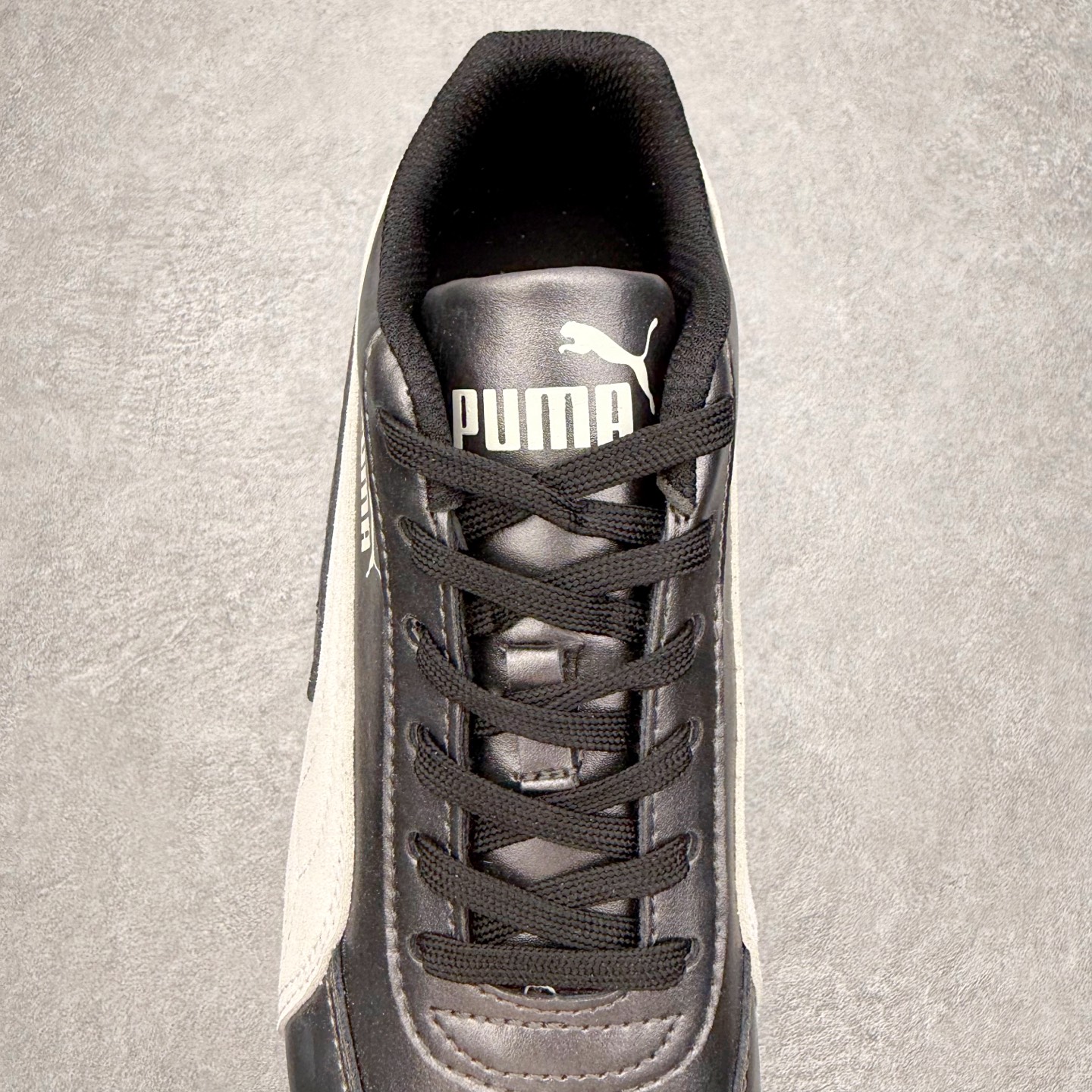 图片[5]-＃TG特价福利 PUMA Speedca OG 彪马极速赛车系列低帮德训风拼接复古百搭休闲运动赛车鞋 鞋款从80、90年代赛车手所穿的防火赛车鞋为原型，鞋身线条模仿了赛车的流线廓形，体现了空气动力学原理的结构。简约流畅的外观，恰好又和贯穿其中的Formstrip Logo融合恰到好处，视觉上细节丰富且协调。本次Speedcat OG鞋款归来，最大看点自然式保留了窄版鞋型以及薄底构造。这两年各品牌鞋底越做越厚，Speedcat反其道而行之，上脚几乎无鞋底的效果带来耳目一新的视觉体验。鞋面依旧是以质感细腻的麂皮材质打造，并且大面积近乎全包裹的使用，复古味道也愈发浓烈。配色上更是将最原始的黑色和红色带回，向F1赛车队的标志性队服致敬。相信让各位一眼种草的更多是出挑的大红色，上脚即可瞬间点亮整体造型，在以球鞋为核心的OOTD中脱颖而出。而另一款黑色则是低调的万金油，彰显新潮个性的同时又不喧宾夺主，也是热爱简约系穿搭朋友的首选。 尺码：35.5 36 37 37.5 38 38.5 39 40 40.5 41 42 42.5 43 44 44.5 45-选品中心