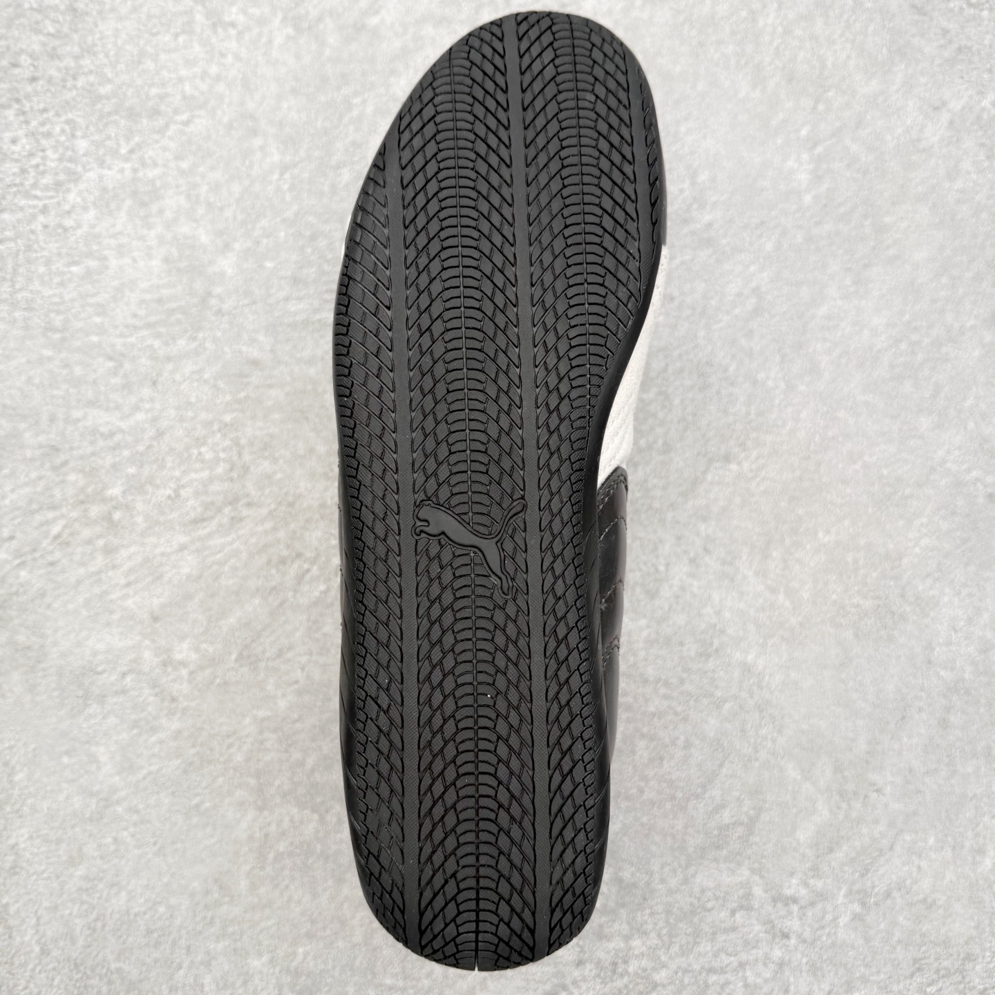 图片[9]-＃TG特价福利 PUMA Speedca OG 彪马极速赛车系列低帮德训风拼接复古百搭休闲运动赛车鞋 鞋款从80、90年代赛车手所穿的防火赛车鞋为原型，鞋身线条模仿了赛车的流线廓形，体现了空气动力学原理的结构。简约流畅的外观，恰好又和贯穿其中的Formstrip Logo融合恰到好处，视觉上细节丰富且协调。本次Speedcat OG鞋款归来，最大看点自然式保留了窄版鞋型以及薄底构造。这两年各品牌鞋底越做越厚，Speedcat反其道而行之，上脚几乎无鞋底的效果带来耳目一新的视觉体验。鞋面依旧是以质感细腻的麂皮材质打造，并且大面积近乎全包裹的使用，复古味道也愈发浓烈。配色上更是将最原始的黑色和红色带回，向F1赛车队的标志性队服致敬。相信让各位一眼种草的更多是出挑的大红色，上脚即可瞬间点亮整体造型，在以球鞋为核心的OOTD中脱颖而出。而另一款黑色则是低调的万金油，彰显新潮个性的同时又不喧宾夺主，也是热爱简约系穿搭朋友的首选。 尺码：35.5 36 37 37.5 38 38.5 39 40 40.5 41 42 42.5 43 44 44.5 45-选品中心