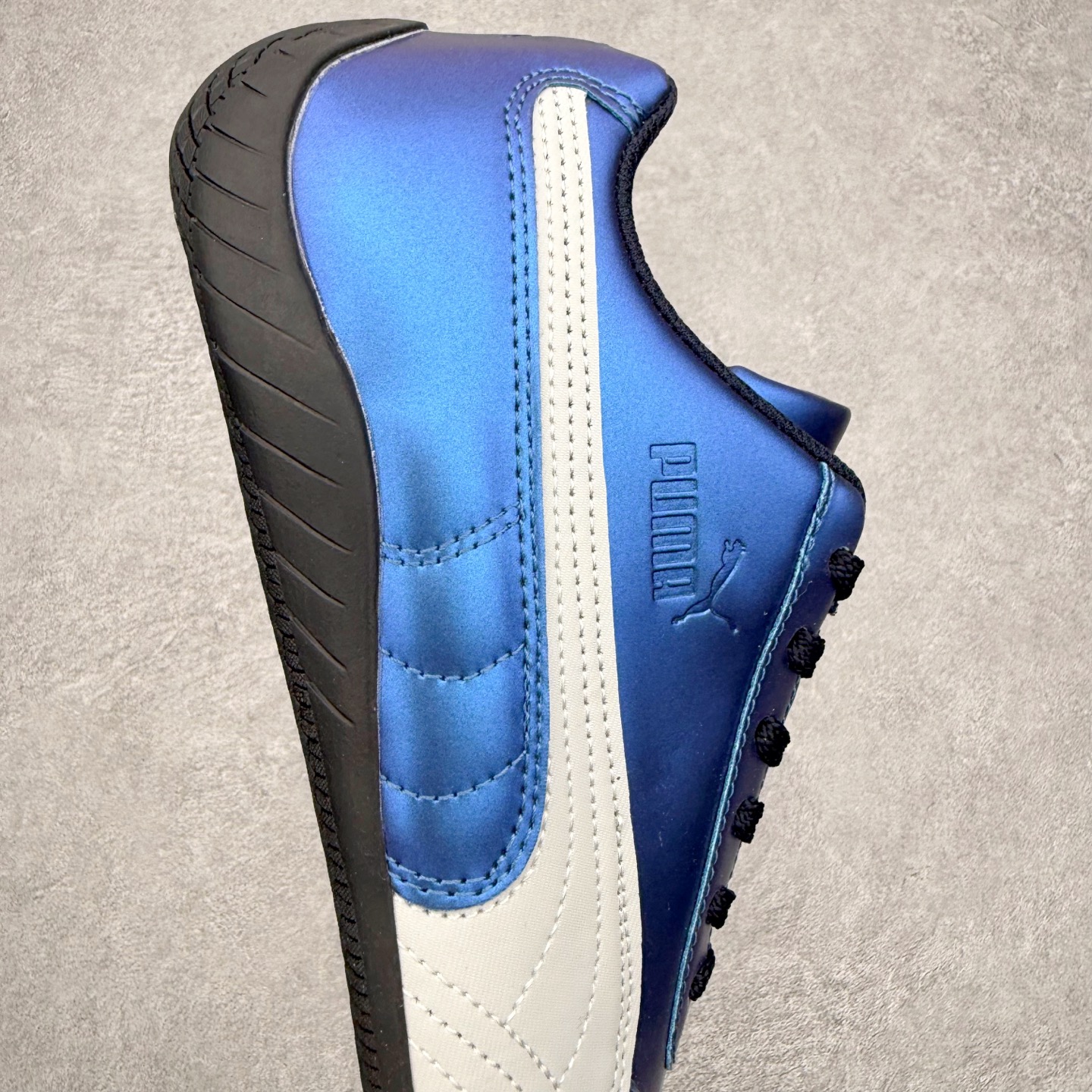 图片[6]-＃TG特价福利 PUMA Speedca OG 彪马极速赛车系列低帮德训风拼接复古百搭休闲运动赛车鞋 鞋款从80、90年代赛车手所穿的防火赛车鞋为原型，鞋身线条模仿了赛车的流线廓形，体现了空气动力学原理的结构。简约流畅的外观，恰好又和贯穿其中的Formstrip Logo融合恰到好处，视觉上细节丰富且协调。本次Speedcat OG鞋款归来，最大看点自然式保留了窄版鞋型以及薄底构造。这两年各品牌鞋底越做越厚，Speedcat反其道而行之，上脚几乎无鞋底的效果带来耳目一新的视觉体验。鞋面依旧是以质感细腻的麂皮材质打造，并且大面积近乎全包裹的使用，复古味道也愈发浓烈。配色上更是将最原始的黑色和红色带回，向F1赛车队的标志性队服致敬。相信让各位一眼种草的更多是出挑的大红色，上脚即可瞬间点亮整体造型，在以球鞋为核心的OOTD中脱颖而出。而另一款黑色则是低调的万金油，彰显新潮个性的同时又不喧宾夺主，也是热爱简约系穿搭朋友的首选。 尺码：35.5 36 37 37.5 38 38.5 39 40 40.5 41 42 42.5 43 44 44.5 45-选品中心