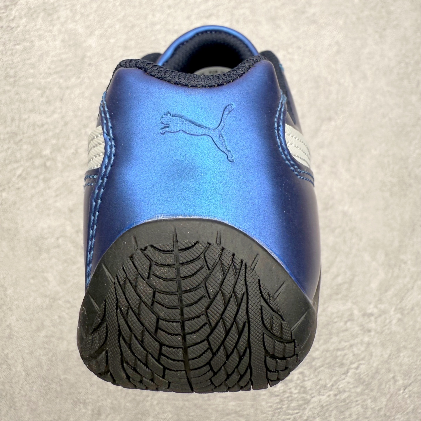 图片[8]-＃TG特价福利 PUMA Speedca OG 彪马极速赛车系列低帮德训风拼接复古百搭休闲运动赛车鞋 鞋款从80、90年代赛车手所穿的防火赛车鞋为原型，鞋身线条模仿了赛车的流线廓形，体现了空气动力学原理的结构。简约流畅的外观，恰好又和贯穿其中的Formstrip Logo融合恰到好处，视觉上细节丰富且协调。本次Speedcat OG鞋款归来，最大看点自然式保留了窄版鞋型以及薄底构造。这两年各品牌鞋底越做越厚，Speedcat反其道而行之，上脚几乎无鞋底的效果带来耳目一新的视觉体验。鞋面依旧是以质感细腻的麂皮材质打造，并且大面积近乎全包裹的使用，复古味道也愈发浓烈。配色上更是将最原始的黑色和红色带回，向F1赛车队的标志性队服致敬。相信让各位一眼种草的更多是出挑的大红色，上脚即可瞬间点亮整体造型，在以球鞋为核心的OOTD中脱颖而出。而另一款黑色则是低调的万金油，彰显新潮个性的同时又不喧宾夺主，也是热爱简约系穿搭朋友的首选。 尺码：35.5 36 37 37.5 38 38.5 39 40 40.5 41 42 42.5 43 44 44.5 45-选品中心