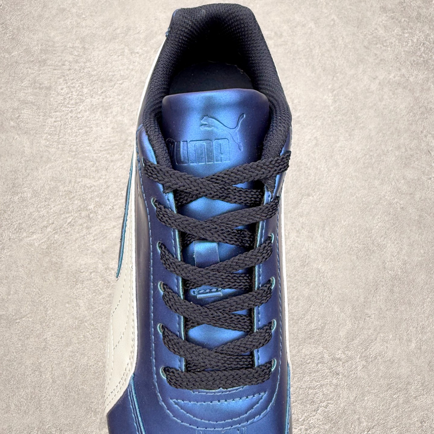 图片[5]-＃TG特价福利 PUMA Speedca OG 彪马极速赛车系列低帮德训风拼接复古百搭休闲运动赛车鞋 鞋款从80、90年代赛车手所穿的防火赛车鞋为原型，鞋身线条模仿了赛车的流线廓形，体现了空气动力学原理的结构。简约流畅的外观，恰好又和贯穿其中的Formstrip Logo融合恰到好处，视觉上细节丰富且协调。本次Speedcat OG鞋款归来，最大看点自然式保留了窄版鞋型以及薄底构造。这两年各品牌鞋底越做越厚，Speedcat反其道而行之，上脚几乎无鞋底的效果带来耳目一新的视觉体验。鞋面依旧是以质感细腻的麂皮材质打造，并且大面积近乎全包裹的使用，复古味道也愈发浓烈。配色上更是将最原始的黑色和红色带回，向F1赛车队的标志性队服致敬。相信让各位一眼种草的更多是出挑的大红色，上脚即可瞬间点亮整体造型，在以球鞋为核心的OOTD中脱颖而出。而另一款黑色则是低调的万金油，彰显新潮个性的同时又不喧宾夺主，也是热爱简约系穿搭朋友的首选。 尺码：35.5 36 37 37.5 38 38.5 39 40 40.5 41 42 42.5 43 44 44.5 45-选品中心