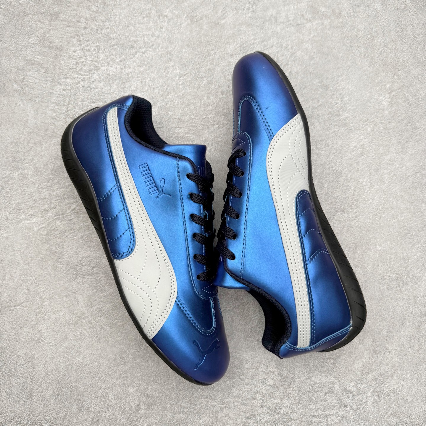 图片[3]-＃TG特价福利 PUMA Speedca OG 彪马极速赛车系列低帮德训风拼接复古百搭休闲运动赛车鞋 鞋款从80、90年代赛车手所穿的防火赛车鞋为原型，鞋身线条模仿了赛车的流线廓形，体现了空气动力学原理的结构。简约流畅的外观，恰好又和贯穿其中的Formstrip Logo融合恰到好处，视觉上细节丰富且协调。本次Speedcat OG鞋款归来，最大看点自然式保留了窄版鞋型以及薄底构造。这两年各品牌鞋底越做越厚，Speedcat反其道而行之，上脚几乎无鞋底的效果带来耳目一新的视觉体验。鞋面依旧是以质感细腻的麂皮材质打造，并且大面积近乎全包裹的使用，复古味道也愈发浓烈。配色上更是将最原始的黑色和红色带回，向F1赛车队的标志性队服致敬。相信让各位一眼种草的更多是出挑的大红色，上脚即可瞬间点亮整体造型，在以球鞋为核心的OOTD中脱颖而出。而另一款黑色则是低调的万金油，彰显新潮个性的同时又不喧宾夺主，也是热爱简约系穿搭朋友的首选。 尺码：35.5 36 37 37.5 38 38.5 39 40 40.5 41 42 42.5 43 44 44.5 45-选品中心