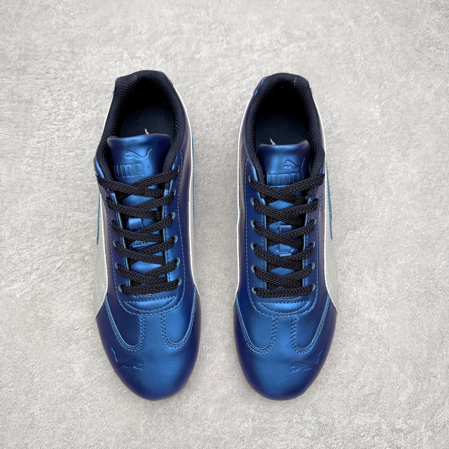 图片[2]-＃TG特价福利 PUMA Speedca OG 彪马极速赛车系列低帮德训风拼接复古百搭休闲运动赛车鞋 鞋款从80、90年代赛车手所穿的防火赛车鞋为原型，鞋身线条模仿了赛车的流线廓形，体现了空气动力学原理的结构。简约流畅的外观，恰好又和贯穿其中的Formstrip Logo融合恰到好处，视觉上细节丰富且协调。本次Speedcat OG鞋款归来，最大看点自然式保留了窄版鞋型以及薄底构造。这两年各品牌鞋底越做越厚，Speedcat反其道而行之，上脚几乎无鞋底的效果带来耳目一新的视觉体验。鞋面依旧是以质感细腻的麂皮材质打造，并且大面积近乎全包裹的使用，复古味道也愈发浓烈。配色上更是将最原始的黑色和红色带回，向F1赛车队的标志性队服致敬。相信让各位一眼种草的更多是出挑的大红色，上脚即可瞬间点亮整体造型，在以球鞋为核心的OOTD中脱颖而出。而另一款黑色则是低调的万金油，彰显新潮个性的同时又不喧宾夺主，也是热爱简约系穿搭朋友的首选。 尺码：35.5 36 37 37.5 38 38.5 39 40 40.5 41 42 42.5 43 44 44.5 45-选品中心