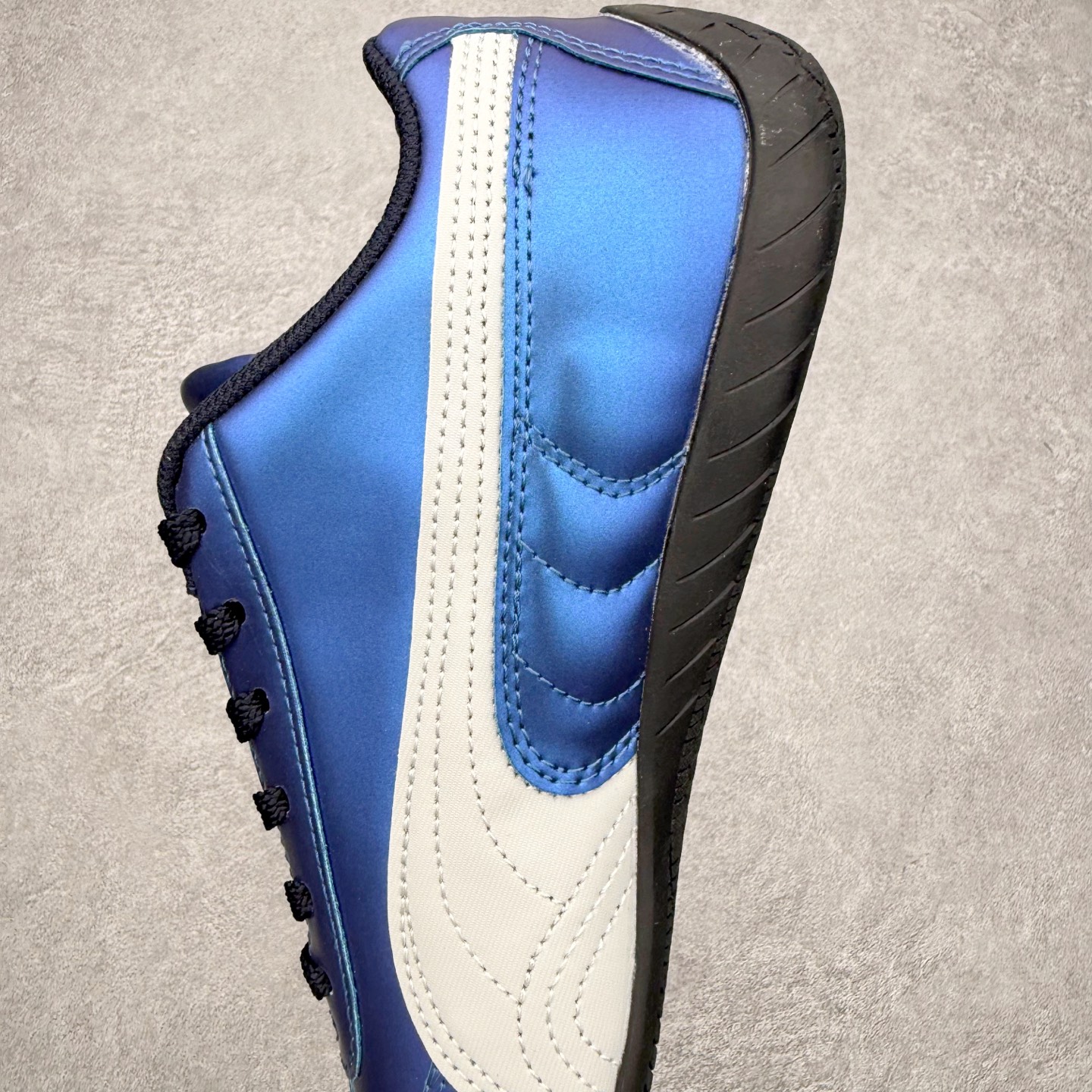 图片[7]-＃TG特价福利 PUMA Speedca OG 彪马极速赛车系列低帮德训风拼接复古百搭休闲运动赛车鞋 鞋款从80、90年代赛车手所穿的防火赛车鞋为原型，鞋身线条模仿了赛车的流线廓形，体现了空气动力学原理的结构。简约流畅的外观，恰好又和贯穿其中的Formstrip Logo融合恰到好处，视觉上细节丰富且协调。本次Speedcat OG鞋款归来，最大看点自然式保留了窄版鞋型以及薄底构造。这两年各品牌鞋底越做越厚，Speedcat反其道而行之，上脚几乎无鞋底的效果带来耳目一新的视觉体验。鞋面依旧是以质感细腻的麂皮材质打造，并且大面积近乎全包裹的使用，复古味道也愈发浓烈。配色上更是将最原始的黑色和红色带回，向F1赛车队的标志性队服致敬。相信让各位一眼种草的更多是出挑的大红色，上脚即可瞬间点亮整体造型，在以球鞋为核心的OOTD中脱颖而出。而另一款黑色则是低调的万金油，彰显新潮个性的同时又不喧宾夺主，也是热爱简约系穿搭朋友的首选。 尺码：35.5 36 37 37.5 38 38.5 39 40 40.5 41 42 42.5 43 44 44.5 45-选品中心