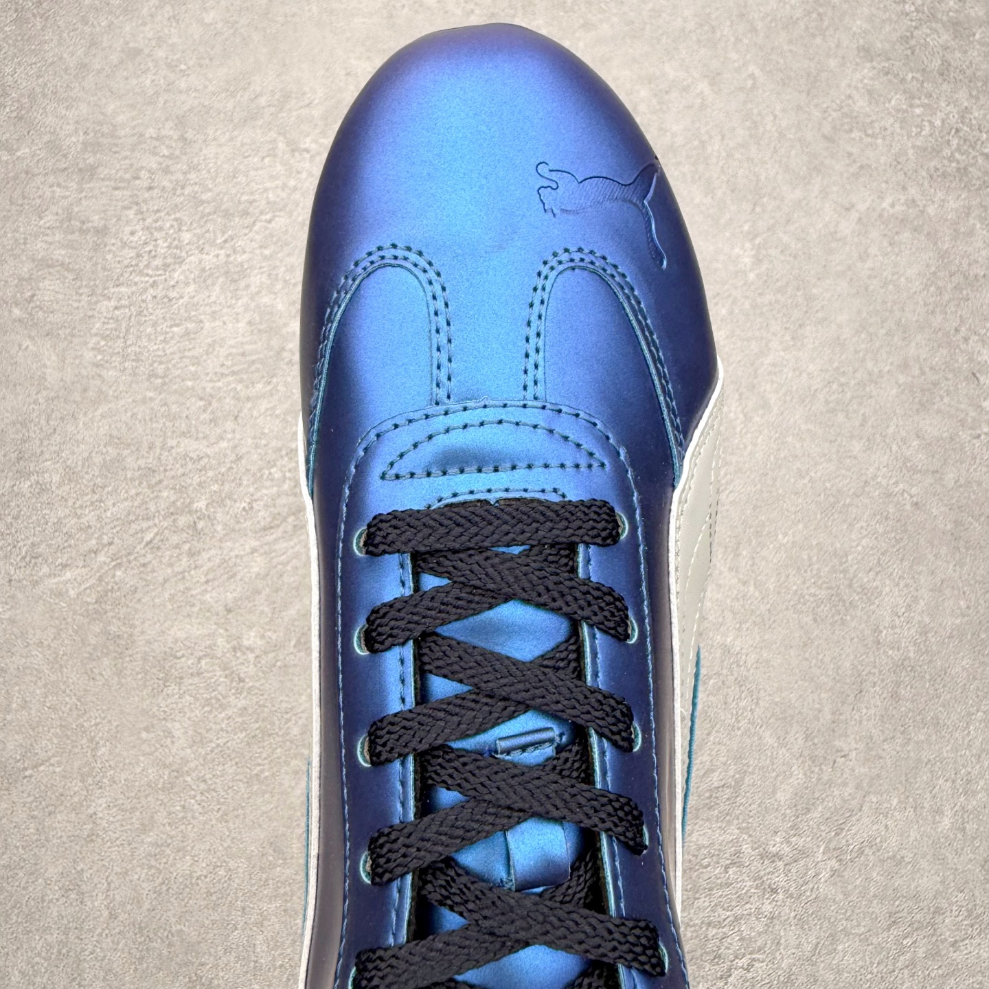 图片[4]-＃TG特价福利 PUMA Speedca OG 彪马极速赛车系列低帮德训风拼接复古百搭休闲运动赛车鞋 鞋款从80、90年代赛车手所穿的防火赛车鞋为原型，鞋身线条模仿了赛车的流线廓形，体现了空气动力学原理的结构。简约流畅的外观，恰好又和贯穿其中的Formstrip Logo融合恰到好处，视觉上细节丰富且协调。本次Speedcat OG鞋款归来，最大看点自然式保留了窄版鞋型以及薄底构造。这两年各品牌鞋底越做越厚，Speedcat反其道而行之，上脚几乎无鞋底的效果带来耳目一新的视觉体验。鞋面依旧是以质感细腻的麂皮材质打造，并且大面积近乎全包裹的使用，复古味道也愈发浓烈。配色上更是将最原始的黑色和红色带回，向F1赛车队的标志性队服致敬。相信让各位一眼种草的更多是出挑的大红色，上脚即可瞬间点亮整体造型，在以球鞋为核心的OOTD中脱颖而出。而另一款黑色则是低调的万金油，彰显新潮个性的同时又不喧宾夺主，也是热爱简约系穿搭朋友的首选。 尺码：35.5 36 37 37.5 38 38.5 39 40 40.5 41 42 42.5 43 44 44.5 45-选品中心