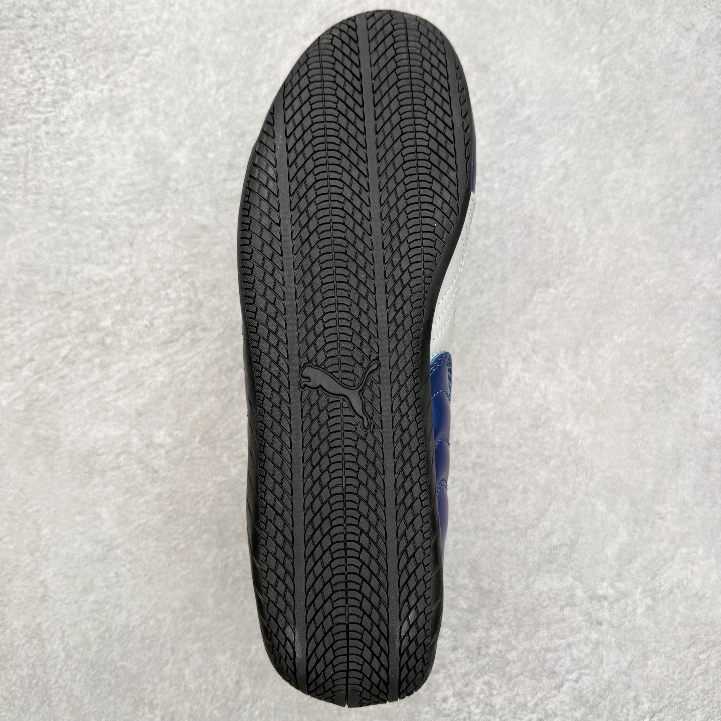 图片[9]-＃TG特价福利 PUMA Speedca OG 彪马极速赛车系列低帮德训风拼接复古百搭休闲运动赛车鞋 鞋款从80、90年代赛车手所穿的防火赛车鞋为原型，鞋身线条模仿了赛车的流线廓形，体现了空气动力学原理的结构。简约流畅的外观，恰好又和贯穿其中的Formstrip Logo融合恰到好处，视觉上细节丰富且协调。本次Speedcat OG鞋款归来，最大看点自然式保留了窄版鞋型以及薄底构造。这两年各品牌鞋底越做越厚，Speedcat反其道而行之，上脚几乎无鞋底的效果带来耳目一新的视觉体验。鞋面依旧是以质感细腻的麂皮材质打造，并且大面积近乎全包裹的使用，复古味道也愈发浓烈。配色上更是将最原始的黑色和红色带回，向F1赛车队的标志性队服致敬。相信让各位一眼种草的更多是出挑的大红色，上脚即可瞬间点亮整体造型，在以球鞋为核心的OOTD中脱颖而出。而另一款黑色则是低调的万金油，彰显新潮个性的同时又不喧宾夺主，也是热爱简约系穿搭朋友的首选。 尺码：35.5 36 37 37.5 38 38.5 39 40 40.5 41 42 42.5 43 44 44.5 45-选品中心