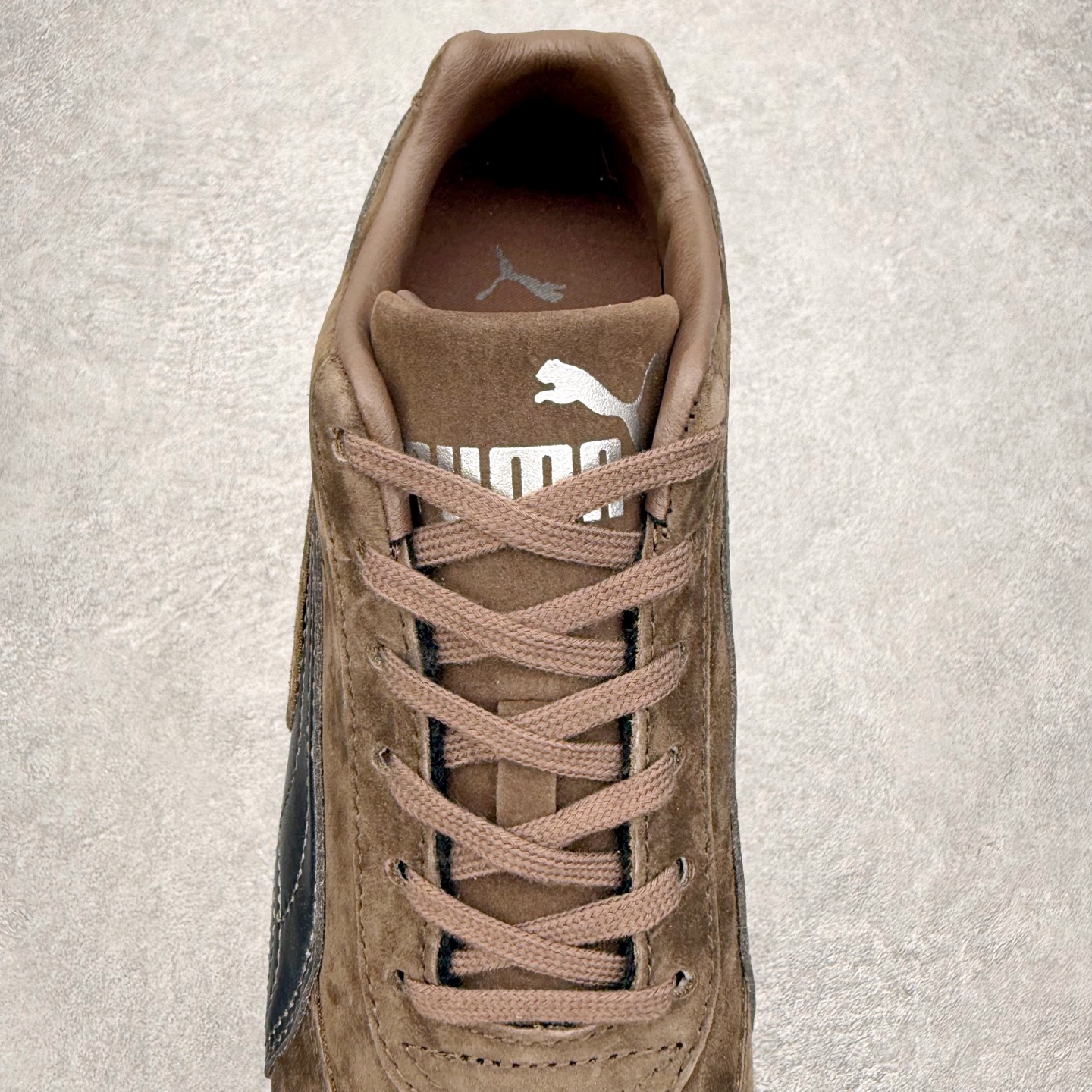 图片[5]-＃TG特价福利 PUMA Speedca OG 彪马极速赛车系列低帮德训风拼接复古百搭休闲运动赛车鞋 鞋款从80、90年代赛车手所穿的防火赛车鞋为原型，鞋身线条模仿了赛车的流线廓形，体现了空气动力学原理的结构。简约流畅的外观，恰好又和贯穿其中的Formstrip Logo融合恰到好处，视觉上细节丰富且协调。本次Speedcat OG鞋款归来，最大看点自然式保留了窄版鞋型以及薄底构造。这两年各品牌鞋底越做越厚，Speedcat反其道而行之，上脚几乎无鞋底的效果带来耳目一新的视觉体验。鞋面依旧是以质感细腻的麂皮材质打造，并且大面积近乎全包裹的使用，复古味道也愈发浓烈。配色上更是将最原始的黑色和红色带回，向F1赛车队的标志性队服致敬。相信让各位一眼种草的更多是出挑的大红色，上脚即可瞬间点亮整体造型，在以球鞋为核心的OOTD中脱颖而出。而另一款黑色则是低调的万金油，彰显新潮个性的同时又不喧宾夺主，也是热爱简约系穿搭朋友的首选。 尺码：35.5 36 37 37.5 38 38.5 39 40 40.5 41 42 42.5 43 44 44.5 45-选品中心