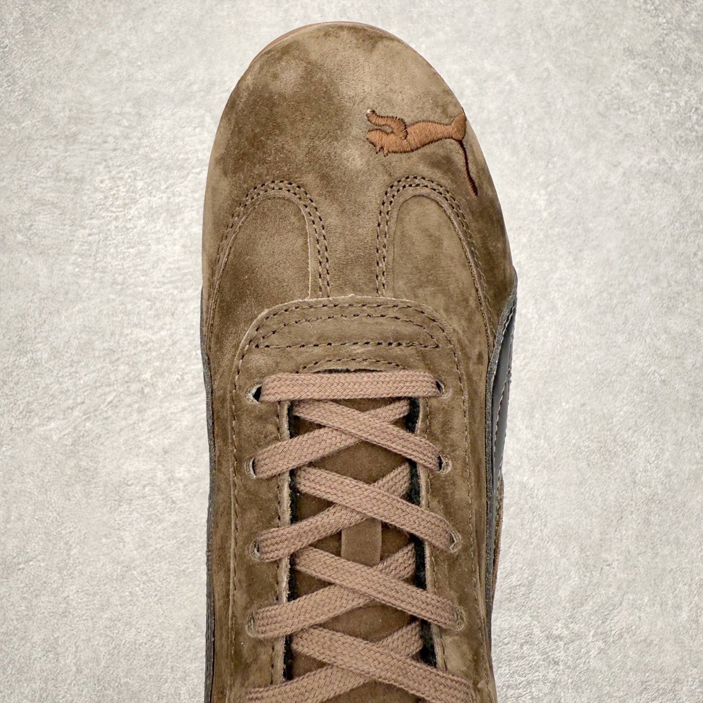 图片[4]-＃TG特价福利 PUMA Speedca OG 彪马极速赛车系列低帮德训风拼接复古百搭休闲运动赛车鞋 鞋款从80、90年代赛车手所穿的防火赛车鞋为原型，鞋身线条模仿了赛车的流线廓形，体现了空气动力学原理的结构。简约流畅的外观，恰好又和贯穿其中的Formstrip Logo融合恰到好处，视觉上细节丰富且协调。本次Speedcat OG鞋款归来，最大看点自然式保留了窄版鞋型以及薄底构造。这两年各品牌鞋底越做越厚，Speedcat反其道而行之，上脚几乎无鞋底的效果带来耳目一新的视觉体验。鞋面依旧是以质感细腻的麂皮材质打造，并且大面积近乎全包裹的使用，复古味道也愈发浓烈。配色上更是将最原始的黑色和红色带回，向F1赛车队的标志性队服致敬。相信让各位一眼种草的更多是出挑的大红色，上脚即可瞬间点亮整体造型，在以球鞋为核心的OOTD中脱颖而出。而另一款黑色则是低调的万金油，彰显新潮个性的同时又不喧宾夺主，也是热爱简约系穿搭朋友的首选。 尺码：35.5 36 37 37.5 38 38.5 39 40 40.5 41 42 42.5 43 44 44.5 45-选品中心