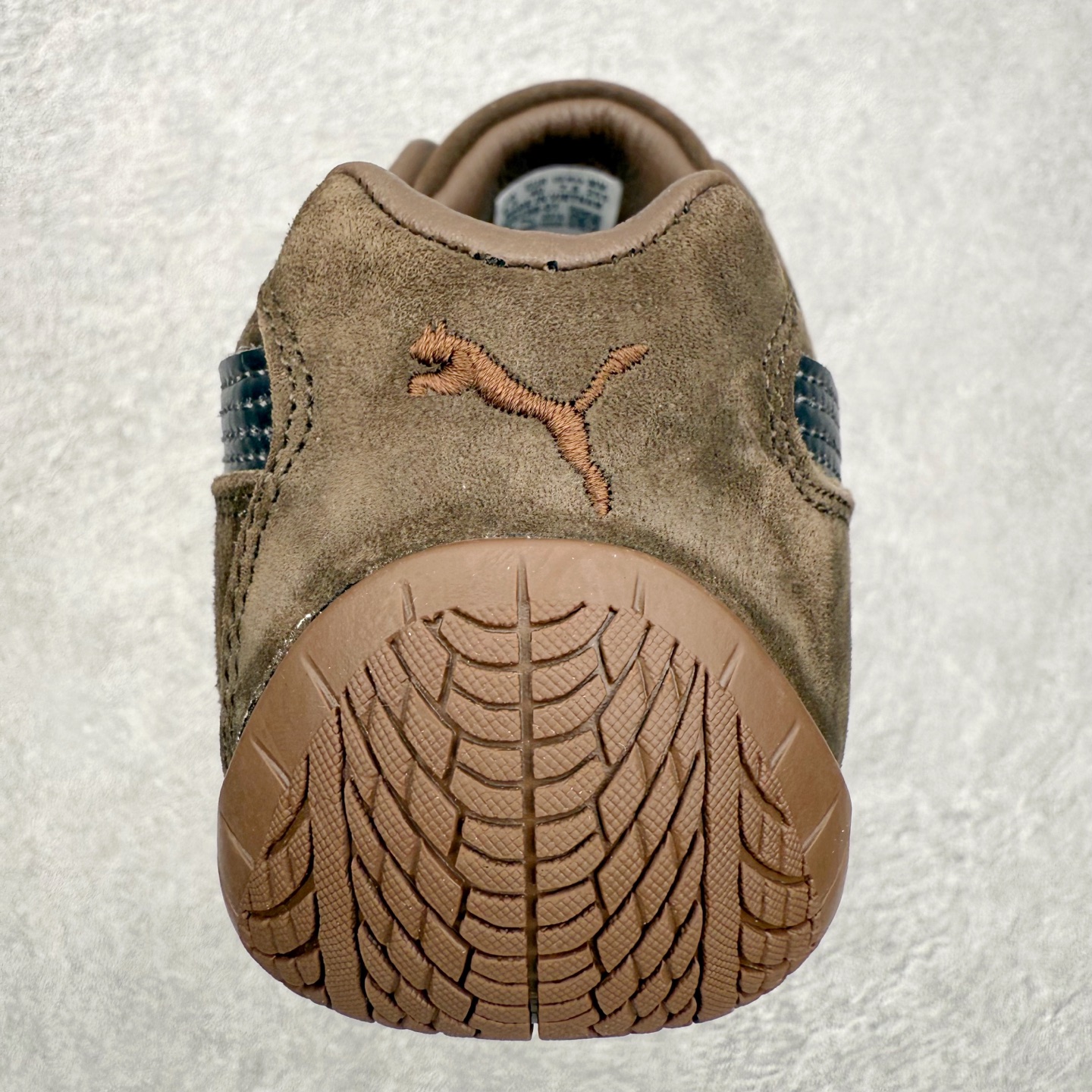 图片[8]-＃TG特价福利 PUMA Speedca OG 彪马极速赛车系列低帮德训风拼接复古百搭休闲运动赛车鞋 鞋款从80、90年代赛车手所穿的防火赛车鞋为原型，鞋身线条模仿了赛车的流线廓形，体现了空气动力学原理的结构。简约流畅的外观，恰好又和贯穿其中的Formstrip Logo融合恰到好处，视觉上细节丰富且协调。本次Speedcat OG鞋款归来，最大看点自然式保留了窄版鞋型以及薄底构造。这两年各品牌鞋底越做越厚，Speedcat反其道而行之，上脚几乎无鞋底的效果带来耳目一新的视觉体验。鞋面依旧是以质感细腻的麂皮材质打造，并且大面积近乎全包裹的使用，复古味道也愈发浓烈。配色上更是将最原始的黑色和红色带回，向F1赛车队的标志性队服致敬。相信让各位一眼种草的更多是出挑的大红色，上脚即可瞬间点亮整体造型，在以球鞋为核心的OOTD中脱颖而出。而另一款黑色则是低调的万金油，彰显新潮个性的同时又不喧宾夺主，也是热爱简约系穿搭朋友的首选。 尺码：35.5 36 37 37.5 38 38.5 39 40 40.5 41 42 42.5 43 44 44.5 45-选品中心