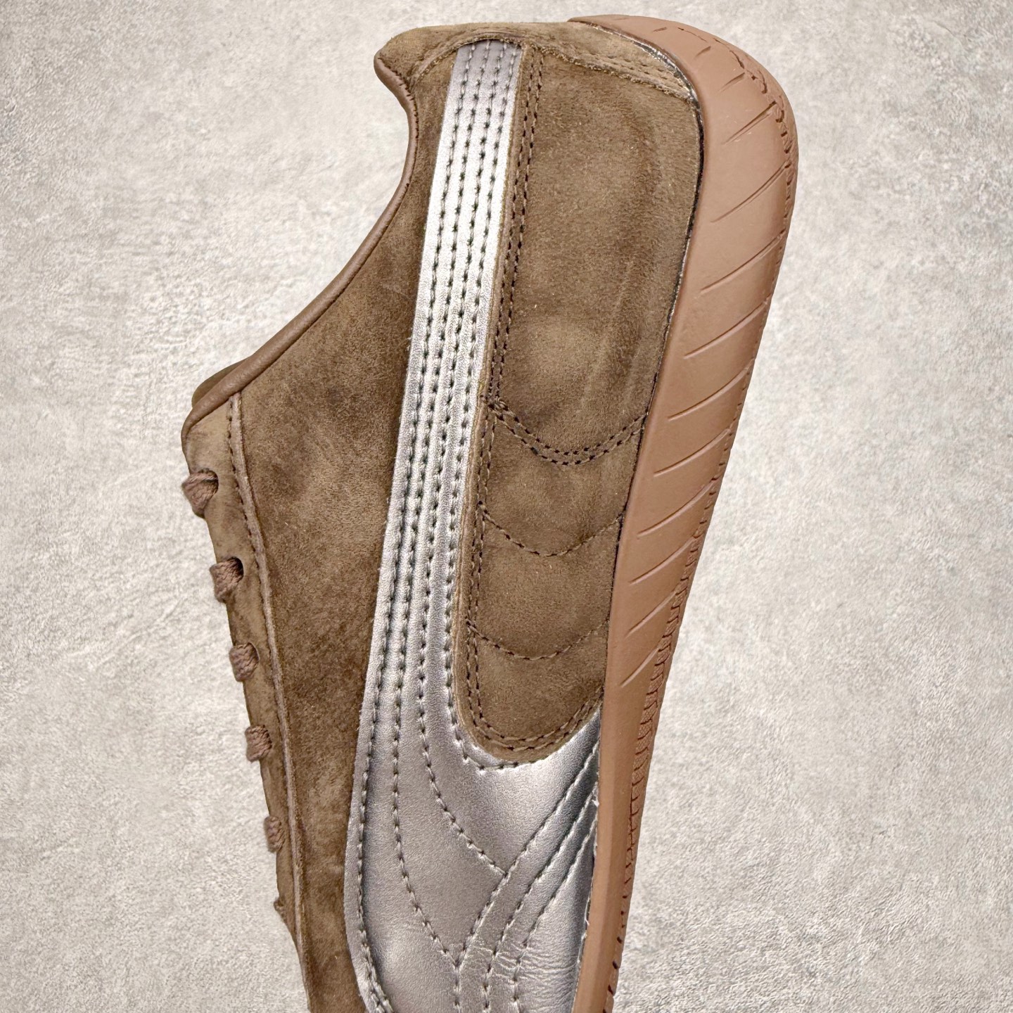 图片[7]-＃TG特价福利 PUMA Speedca OG 彪马极速赛车系列低帮德训风拼接复古百搭休闲运动赛车鞋 鞋款从80、90年代赛车手所穿的防火赛车鞋为原型，鞋身线条模仿了赛车的流线廓形，体现了空气动力学原理的结构。简约流畅的外观，恰好又和贯穿其中的Formstrip Logo融合恰到好处，视觉上细节丰富且协调。本次Speedcat OG鞋款归来，最大看点自然式保留了窄版鞋型以及薄底构造。这两年各品牌鞋底越做越厚，Speedcat反其道而行之，上脚几乎无鞋底的效果带来耳目一新的视觉体验。鞋面依旧是以质感细腻的麂皮材质打造，并且大面积近乎全包裹的使用，复古味道也愈发浓烈。配色上更是将最原始的黑色和红色带回，向F1赛车队的标志性队服致敬。相信让各位一眼种草的更多是出挑的大红色，上脚即可瞬间点亮整体造型，在以球鞋为核心的OOTD中脱颖而出。而另一款黑色则是低调的万金油，彰显新潮个性的同时又不喧宾夺主，也是热爱简约系穿搭朋友的首选。 尺码：35.5 36 37 37.5 38 38.5 39 40 40.5 41 42 42.5 43 44 44.5 45-选品中心