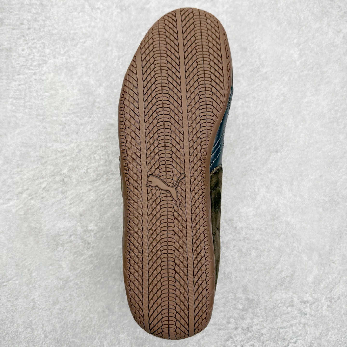 图片[9]-＃TG特价福利 PUMA Speedca OG 彪马极速赛车系列低帮德训风拼接复古百搭休闲运动赛车鞋 鞋款从80、90年代赛车手所穿的防火赛车鞋为原型，鞋身线条模仿了赛车的流线廓形，体现了空气动力学原理的结构。简约流畅的外观，恰好又和贯穿其中的Formstrip Logo融合恰到好处，视觉上细节丰富且协调。本次Speedcat OG鞋款归来，最大看点自然式保留了窄版鞋型以及薄底构造。这两年各品牌鞋底越做越厚，Speedcat反其道而行之，上脚几乎无鞋底的效果带来耳目一新的视觉体验。鞋面依旧是以质感细腻的麂皮材质打造，并且大面积近乎全包裹的使用，复古味道也愈发浓烈。配色上更是将最原始的黑色和红色带回，向F1赛车队的标志性队服致敬。相信让各位一眼种草的更多是出挑的大红色，上脚即可瞬间点亮整体造型，在以球鞋为核心的OOTD中脱颖而出。而另一款黑色则是低调的万金油，彰显新潮个性的同时又不喧宾夺主，也是热爱简约系穿搭朋友的首选。 尺码：35.5 36 37 37.5 38 38.5 39 40 40.5 41 42 42.5 43 44 44.5 45-选品中心