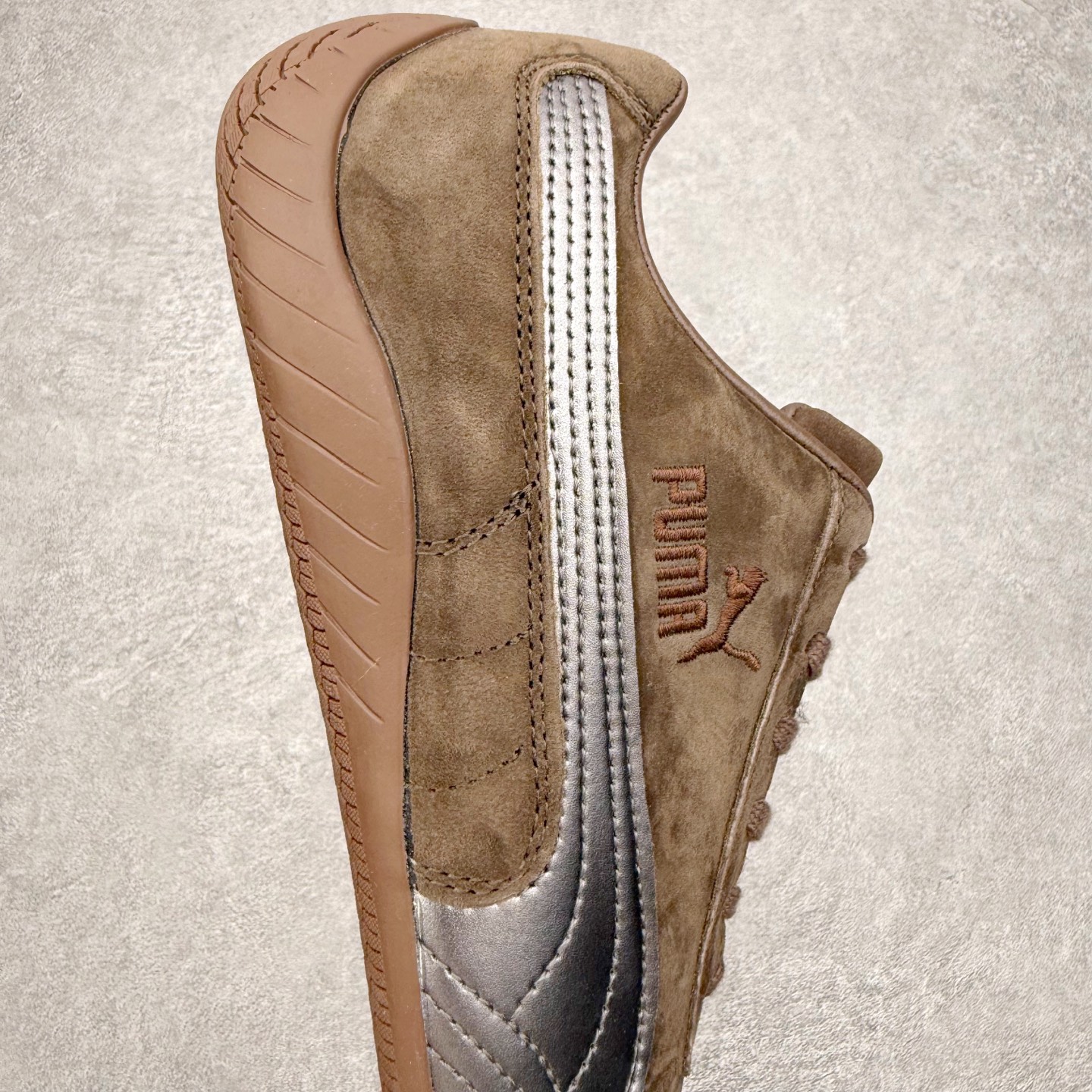 图片[6]-＃TG特价福利 PUMA Speedca OG 彪马极速赛车系列低帮德训风拼接复古百搭休闲运动赛车鞋 鞋款从80、90年代赛车手所穿的防火赛车鞋为原型，鞋身线条模仿了赛车的流线廓形，体现了空气动力学原理的结构。简约流畅的外观，恰好又和贯穿其中的Formstrip Logo融合恰到好处，视觉上细节丰富且协调。本次Speedcat OG鞋款归来，最大看点自然式保留了窄版鞋型以及薄底构造。这两年各品牌鞋底越做越厚，Speedcat反其道而行之，上脚几乎无鞋底的效果带来耳目一新的视觉体验。鞋面依旧是以质感细腻的麂皮材质打造，并且大面积近乎全包裹的使用，复古味道也愈发浓烈。配色上更是将最原始的黑色和红色带回，向F1赛车队的标志性队服致敬。相信让各位一眼种草的更多是出挑的大红色，上脚即可瞬间点亮整体造型，在以球鞋为核心的OOTD中脱颖而出。而另一款黑色则是低调的万金油，彰显新潮个性的同时又不喧宾夺主，也是热爱简约系穿搭朋友的首选。 尺码：35.5 36 37 37.5 38 38.5 39 40 40.5 41 42 42.5 43 44 44.5 45-选品中心