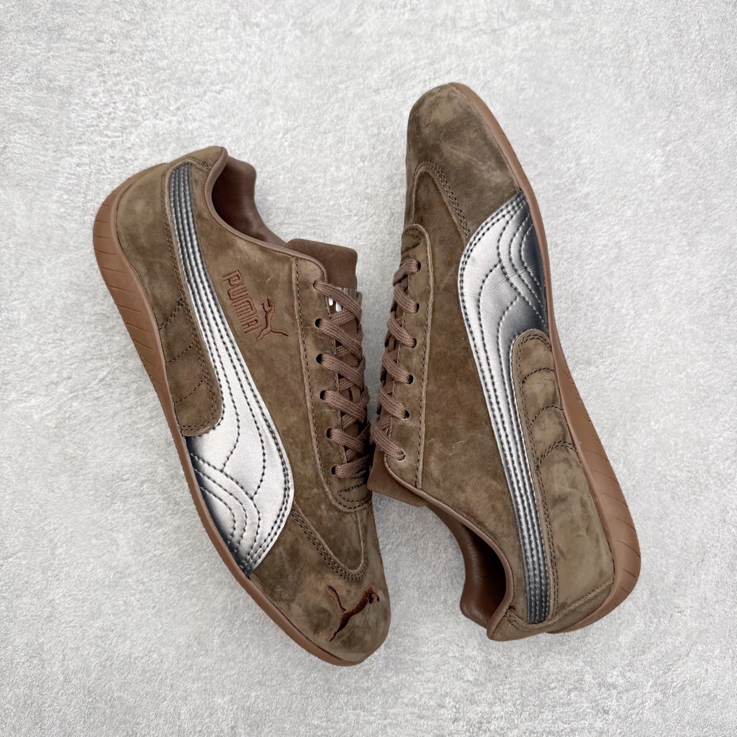 图片[3]-＃TG特价福利 PUMA Speedca OG 彪马极速赛车系列低帮德训风拼接复古百搭休闲运动赛车鞋 鞋款从80、90年代赛车手所穿的防火赛车鞋为原型，鞋身线条模仿了赛车的流线廓形，体现了空气动力学原理的结构。简约流畅的外观，恰好又和贯穿其中的Formstrip Logo融合恰到好处，视觉上细节丰富且协调。本次Speedcat OG鞋款归来，最大看点自然式保留了窄版鞋型以及薄底构造。这两年各品牌鞋底越做越厚，Speedcat反其道而行之，上脚几乎无鞋底的效果带来耳目一新的视觉体验。鞋面依旧是以质感细腻的麂皮材质打造，并且大面积近乎全包裹的使用，复古味道也愈发浓烈。配色上更是将最原始的黑色和红色带回，向F1赛车队的标志性队服致敬。相信让各位一眼种草的更多是出挑的大红色，上脚即可瞬间点亮整体造型，在以球鞋为核心的OOTD中脱颖而出。而另一款黑色则是低调的万金油，彰显新潮个性的同时又不喧宾夺主，也是热爱简约系穿搭朋友的首选。 尺码：35.5 36 37 37.5 38 38.5 39 40 40.5 41 42 42.5 43 44 44.5 45-选品中心