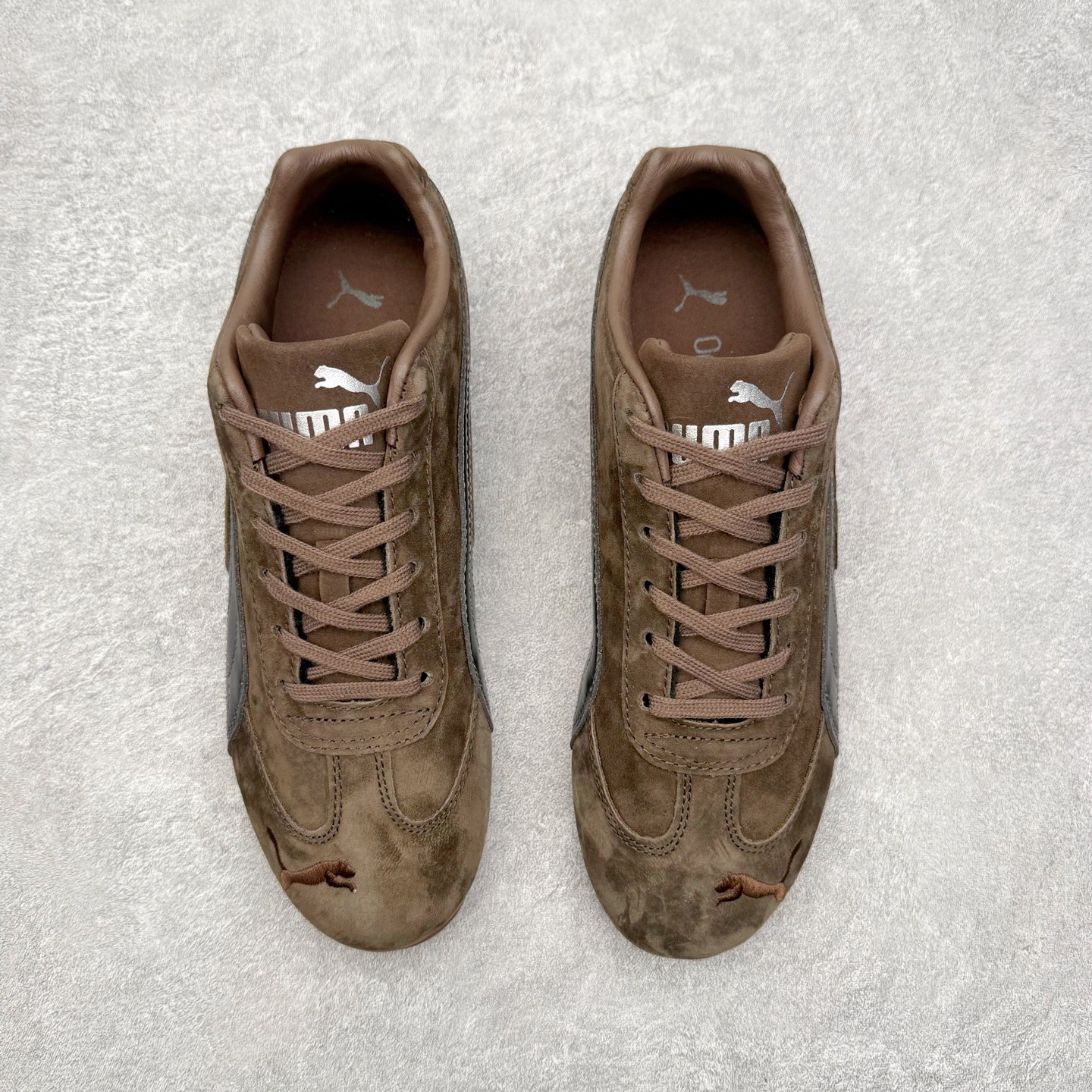 图片[2]-＃TG特价福利 PUMA Speedca OG 彪马极速赛车系列低帮德训风拼接复古百搭休闲运动赛车鞋 鞋款从80、90年代赛车手所穿的防火赛车鞋为原型，鞋身线条模仿了赛车的流线廓形，体现了空气动力学原理的结构。简约流畅的外观，恰好又和贯穿其中的Formstrip Logo融合恰到好处，视觉上细节丰富且协调。本次Speedcat OG鞋款归来，最大看点自然式保留了窄版鞋型以及薄底构造。这两年各品牌鞋底越做越厚，Speedcat反其道而行之，上脚几乎无鞋底的效果带来耳目一新的视觉体验。鞋面依旧是以质感细腻的麂皮材质打造，并且大面积近乎全包裹的使用，复古味道也愈发浓烈。配色上更是将最原始的黑色和红色带回，向F1赛车队的标志性队服致敬。相信让各位一眼种草的更多是出挑的大红色，上脚即可瞬间点亮整体造型，在以球鞋为核心的OOTD中脱颖而出。而另一款黑色则是低调的万金油，彰显新潮个性的同时又不喧宾夺主，也是热爱简约系穿搭朋友的首选。 尺码：35.5 36 37 37.5 38 38.5 39 40 40.5 41 42 42.5 43 44 44.5 45-选品中心