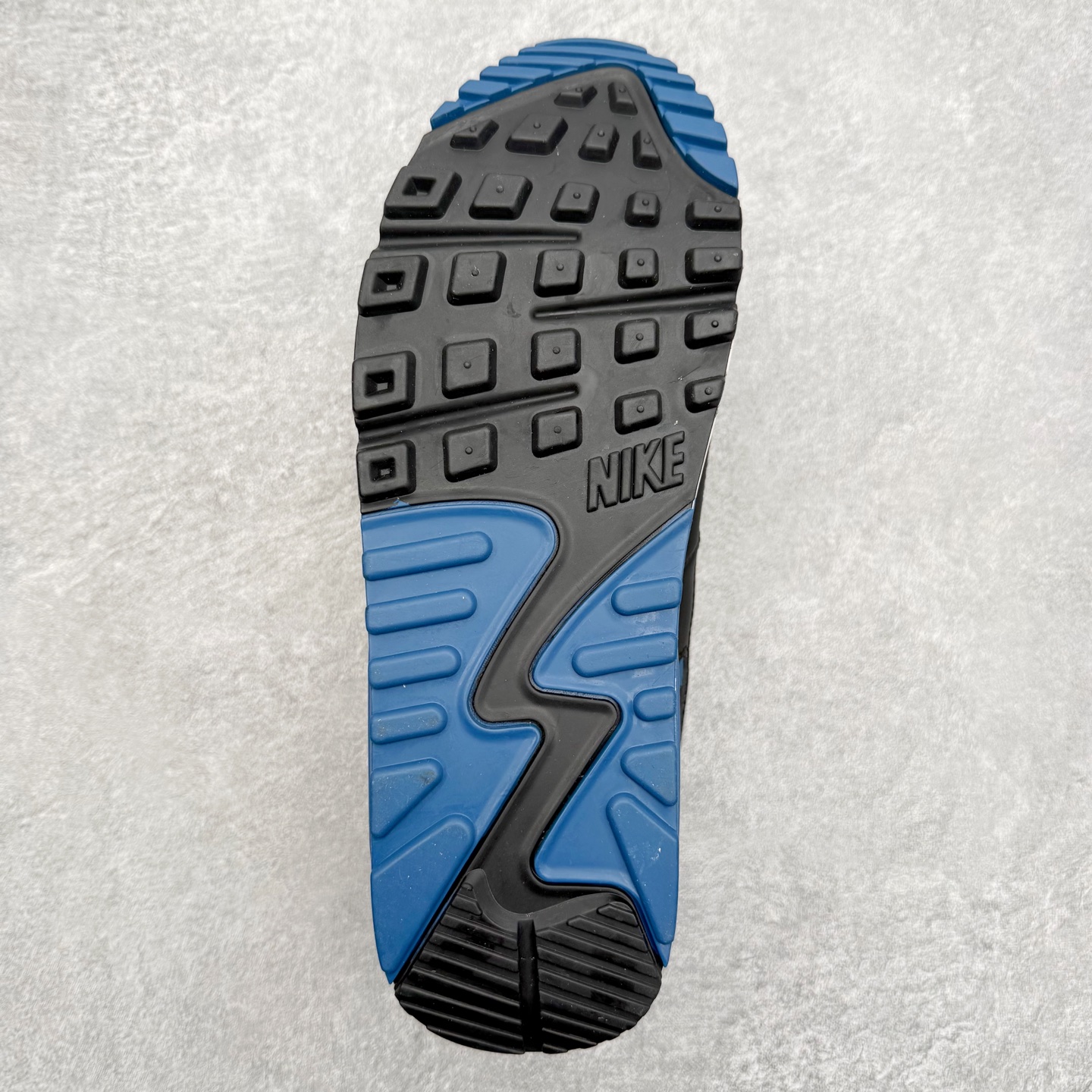 图片[9]-＃MX版 NK Air MAX 90 气垫复古减震跑步鞋 FB9658-002 经典重温 独家陆续补货 外单专供大厂出品 品质稳定 一百余色 终端操作 Air Max 90于1990年推出 来自Air Max系列 在Air Max 1的基础上改进而得 增加了气垫面积 外型上也更为流线 最特別的就是加入了菱纹塑胶嵌板 为Air Max 90增添了许多潮流气息 皮革鞋面 造就出色耐穿性和支撑力 Max Air缓震配置搭配泡棉中底 令Air Max 90轻盈而舒适 华夫格橡胶外底 铸就Air Max 90非凡的抓地力 而Air Max 90不仅是一双跑鞋 它成功跨越了时间的演进 成为了球鞋文化与潮流圈中最熟为人知的鞋款之一 尺码：36 36.5 37.5 38 38.5 39 40 40.5 41 42 42.5 43 44 44.5 45-选品中心