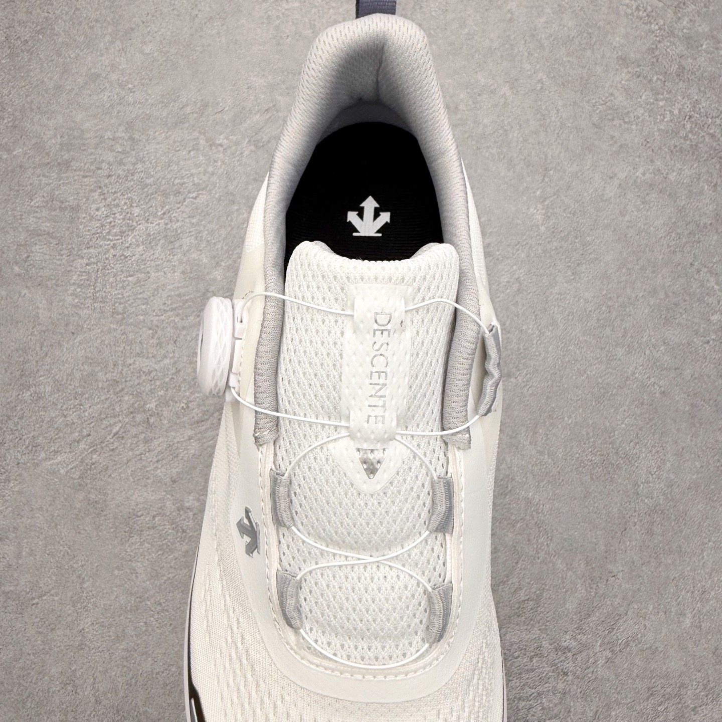 图片[5]-迪桑特DESCENTE LAVITATE WIRE 3.0 舒适 低帮跑步鞋 DESCENTE（迪桑特）创立于1935年，品牌名取自法语词汇，意为“滑降”。品牌箭头标识代表滑雪的三种技术“高速直线滑行”、“穿越”和“侧滑”，也寓意品牌在打造高端专业运动产品中不断追求完美的创新精神，致力于成为中国高端专业滑雪、综训、女子、铁人三项、高尔夫的第一品牌。尺码：36 37 38 39 40 41 42 43 44 45-选品中心