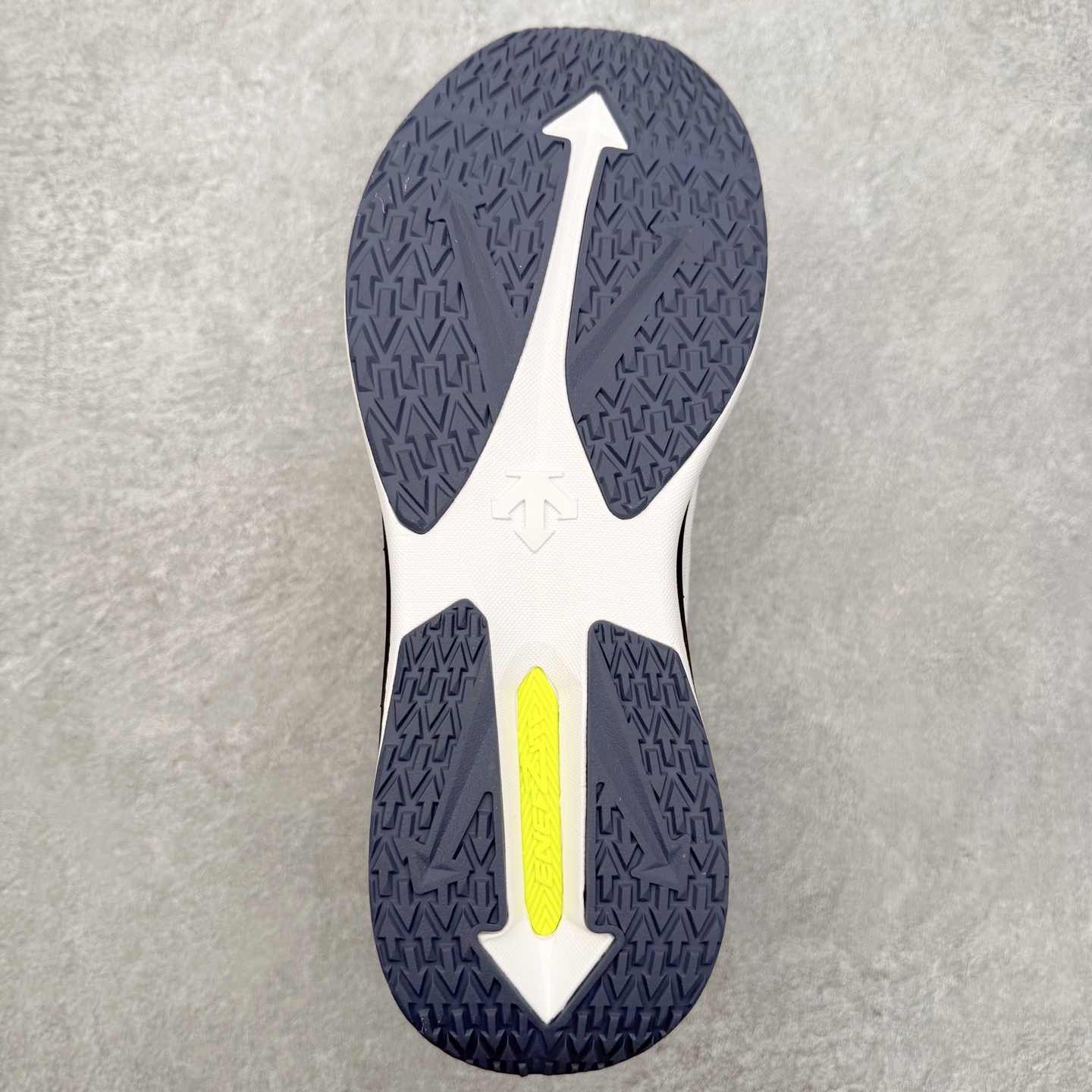 图片[9]-迪桑特DESCENTE LAVITATE WIRE 3.0 舒适 低帮跑步鞋 DESCENTE（迪桑特）创立于1935年，品牌名取自法语词汇，意为“滑降”。品牌箭头标识代表滑雪的三种技术“高速直线滑行”、“穿越”和“侧滑”，也寓意品牌在打造高端专业运动产品中不断追求完美的创新精神，致力于成为中国高端专业滑雪、综训、女子、铁人三项、高尔夫的第一品牌。尺码：36 37 38 39 40 41 42 43 44 45-选品中心