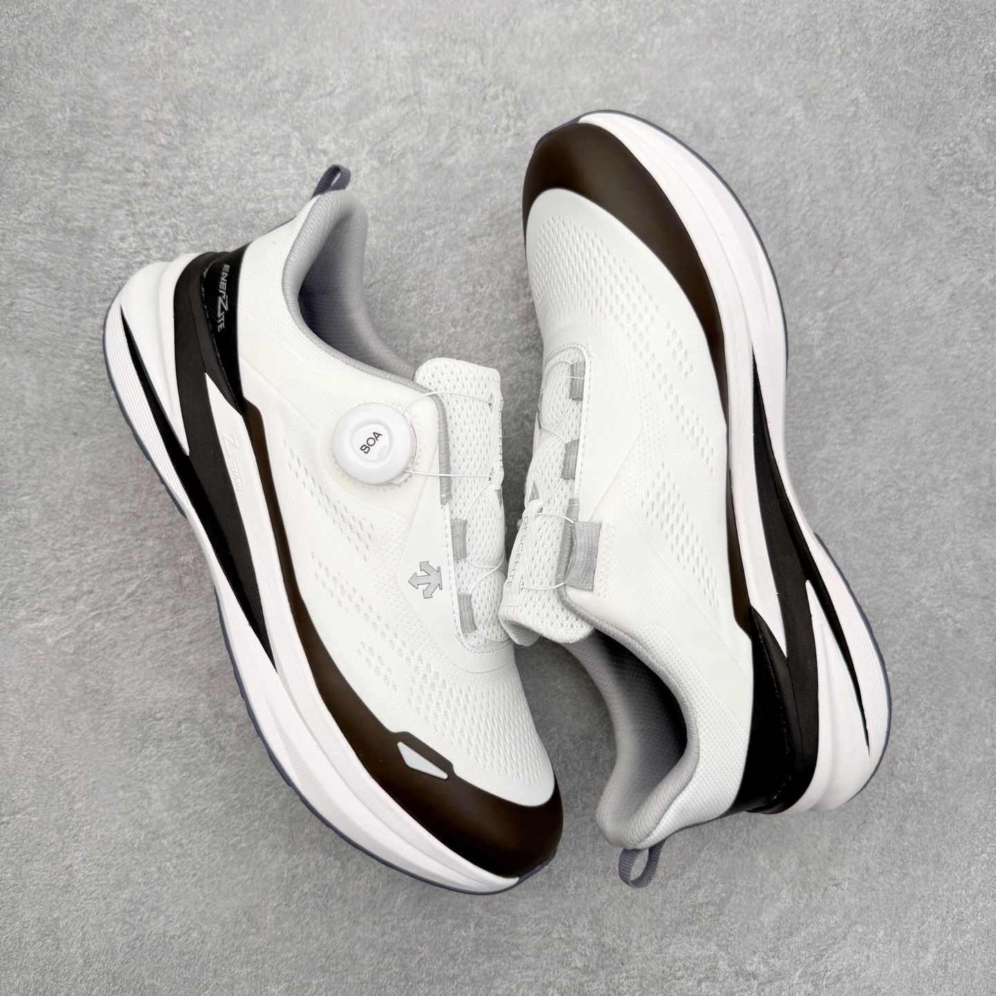 图片[3]-迪桑特DESCENTE LAVITATE WIRE 3.0 舒适 低帮跑步鞋 DESCENTE（迪桑特）创立于1935年，品牌名取自法语词汇，意为“滑降”。品牌箭头标识代表滑雪的三种技术“高速直线滑行”、“穿越”和“侧滑”，也寓意品牌在打造高端专业运动产品中不断追求完美的创新精神，致力于成为中国高端专业滑雪、综训、女子、铁人三项、高尔夫的第一品牌。尺码：36 37 38 39 40 41 42 43 44 45-选品中心