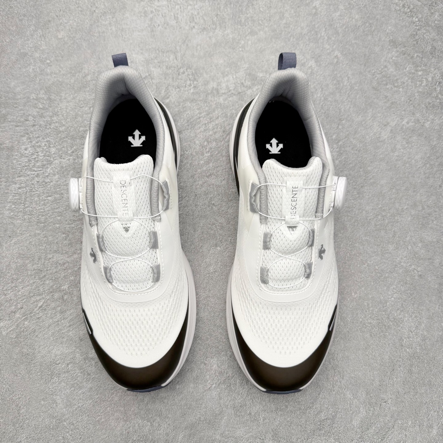 图片[2]-迪桑特DESCENTE LAVITATE WIRE 3.0 舒适 低帮跑步鞋 DESCENTE（迪桑特）创立于1935年，品牌名取自法语词汇，意为“滑降”。品牌箭头标识代表滑雪的三种技术“高速直线滑行”、“穿越”和“侧滑”，也寓意品牌在打造高端专业运动产品中不断追求完美的创新精神，致力于成为中国高端专业滑雪、综训、女子、铁人三项、高尔夫的第一品牌。尺码：36 37 38 39 40 41 42 43 44 45-选品中心