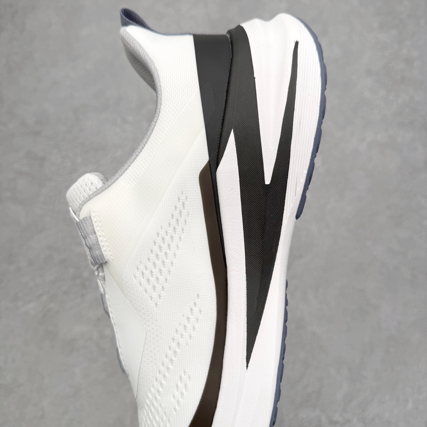 图片[7]-迪桑特DESCENTE LAVITATE WIRE 3.0 舒适 低帮跑步鞋 DESCENTE（迪桑特）创立于1935年，品牌名取自法语词汇，意为“滑降”。品牌箭头标识代表滑雪的三种技术“高速直线滑行”、“穿越”和“侧滑”，也寓意品牌在打造高端专业运动产品中不断追求完美的创新精神，致力于成为中国高端专业滑雪、综训、女子、铁人三项、高尔夫的第一品牌。尺码：36 37 38 39 40 41 42 43 44 45-选品中心