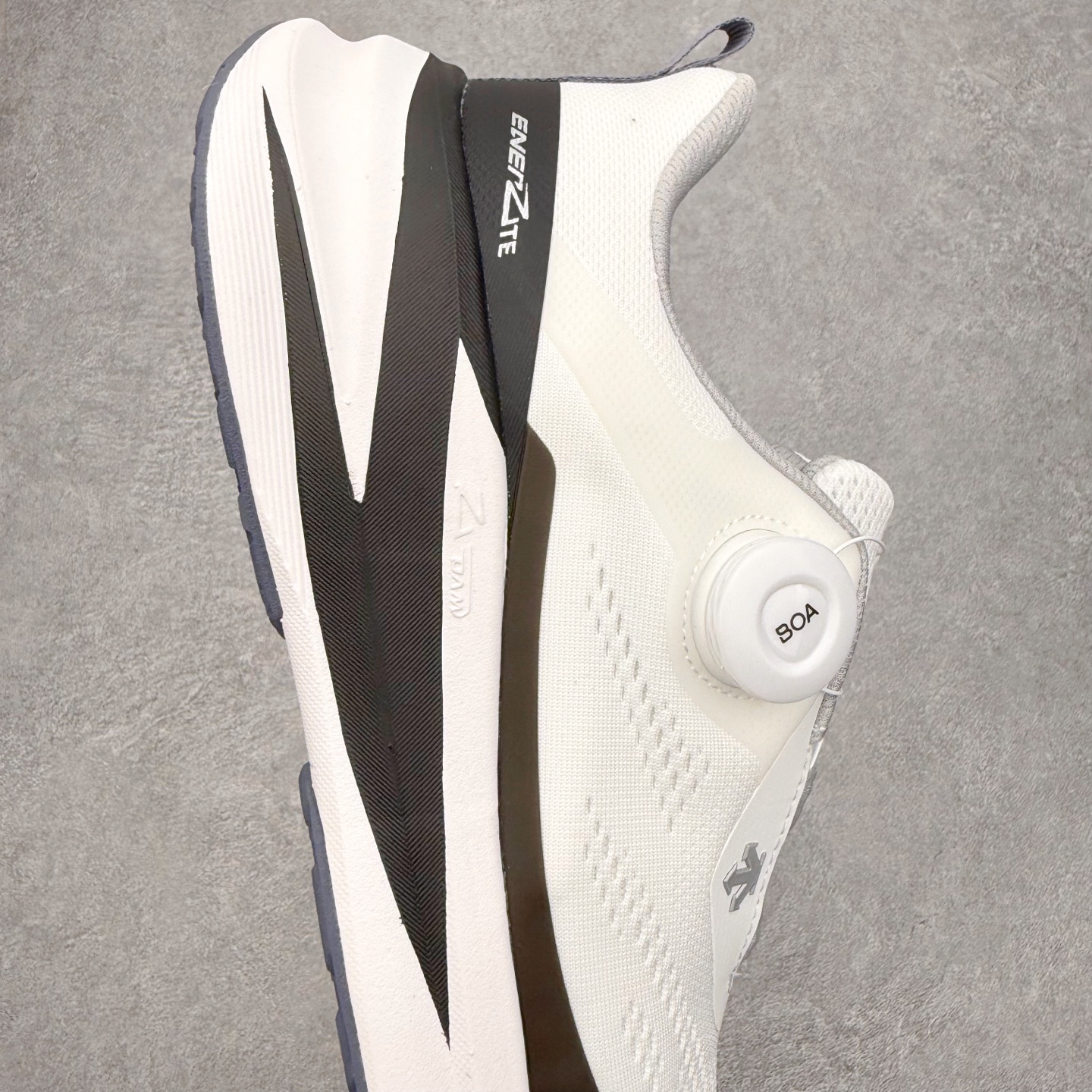 图片[6]-迪桑特DESCENTE LAVITATE WIRE 3.0 舒适 低帮跑步鞋 DESCENTE（迪桑特）创立于1935年，品牌名取自法语词汇，意为“滑降”。品牌箭头标识代表滑雪的三种技术“高速直线滑行”、“穿越”和“侧滑”，也寓意品牌在打造高端专业运动产品中不断追求完美的创新精神，致力于成为中国高端专业滑雪、综训、女子、铁人三项、高尔夫的第一品牌。尺码：36 37 38 39 40 41 42 43 44 45-选品中心