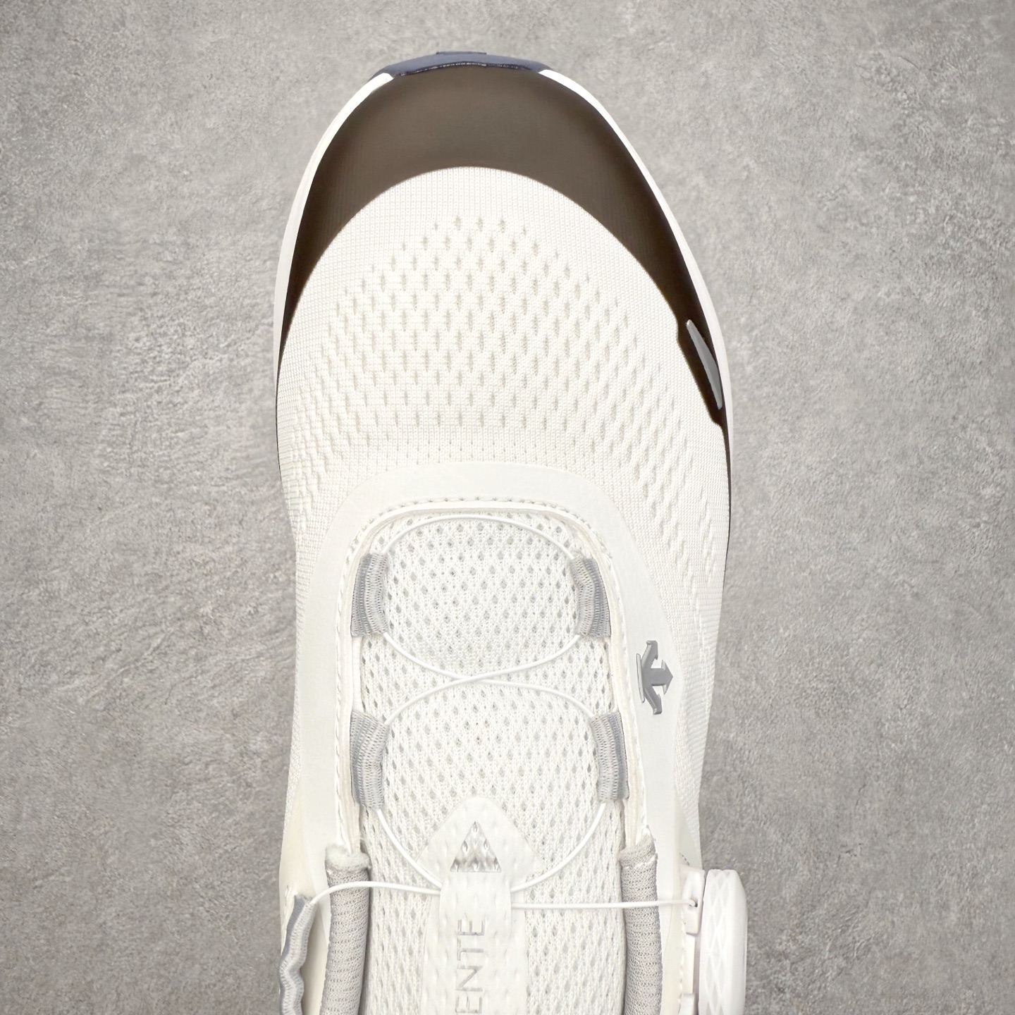 图片[4]-迪桑特DESCENTE LAVITATE WIRE 3.0 舒适 低帮跑步鞋 DESCENTE（迪桑特）创立于1935年，品牌名取自法语词汇，意为“滑降”。品牌箭头标识代表滑雪的三种技术“高速直线滑行”、“穿越”和“侧滑”，也寓意品牌在打造高端专业运动产品中不断追求完美的创新精神，致力于成为中国高端专业滑雪、综训、女子、铁人三项、高尔夫的第一品牌。尺码：36 37 38 39 40 41 42 43 44 45-选品中心