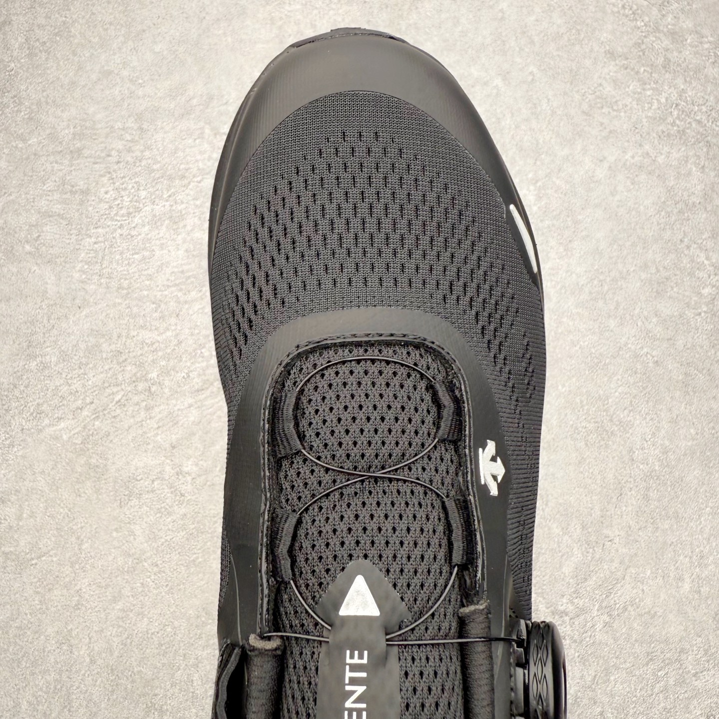 图片[4]-迪桑特DESCENTE LAVITATE WIRE 3.0 舒适 低帮跑步鞋 DESCENTE（迪桑特）创立于1935年，品牌名取自法语词汇，意为“滑降”。品牌箭头标识代表滑雪的三种技术“高速直线滑行”、“穿越”和“侧滑”，也寓意品牌在打造高端专业运动产品中不断追求完美的创新精神，致力于成为中国高端专业滑雪、综训、女子、铁人三项、高尔夫的第一品牌。尺码：36 37 38 39 40 41 42 43 44 45-选品中心