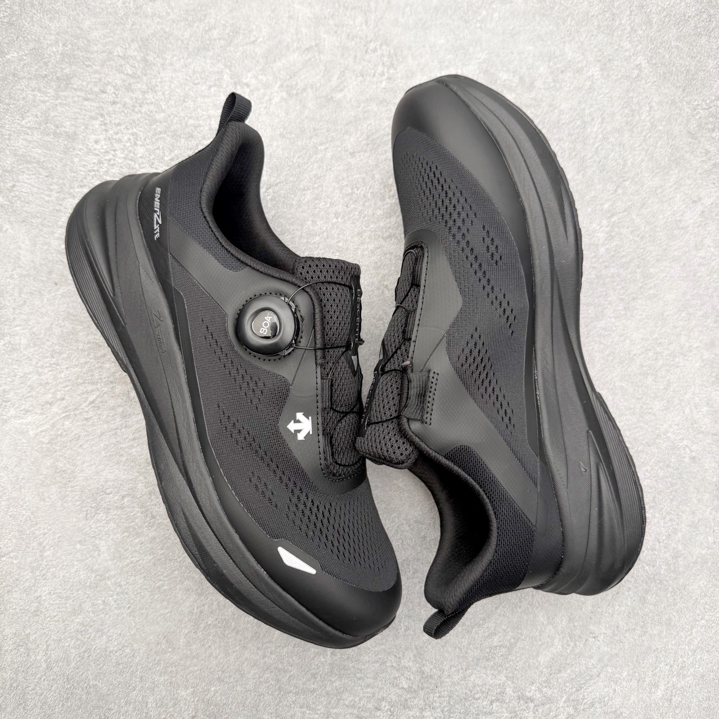 图片[3]-迪桑特DESCENTE LAVITATE WIRE 3.0 舒适 低帮跑步鞋 DESCENTE（迪桑特）创立于1935年，品牌名取自法语词汇，意为“滑降”。品牌箭头标识代表滑雪的三种技术“高速直线滑行”、“穿越”和“侧滑”，也寓意品牌在打造高端专业运动产品中不断追求完美的创新精神，致力于成为中国高端专业滑雪、综训、女子、铁人三项、高尔夫的第一品牌。尺码：36 37 38 39 40 41 42 43 44 45-选品中心