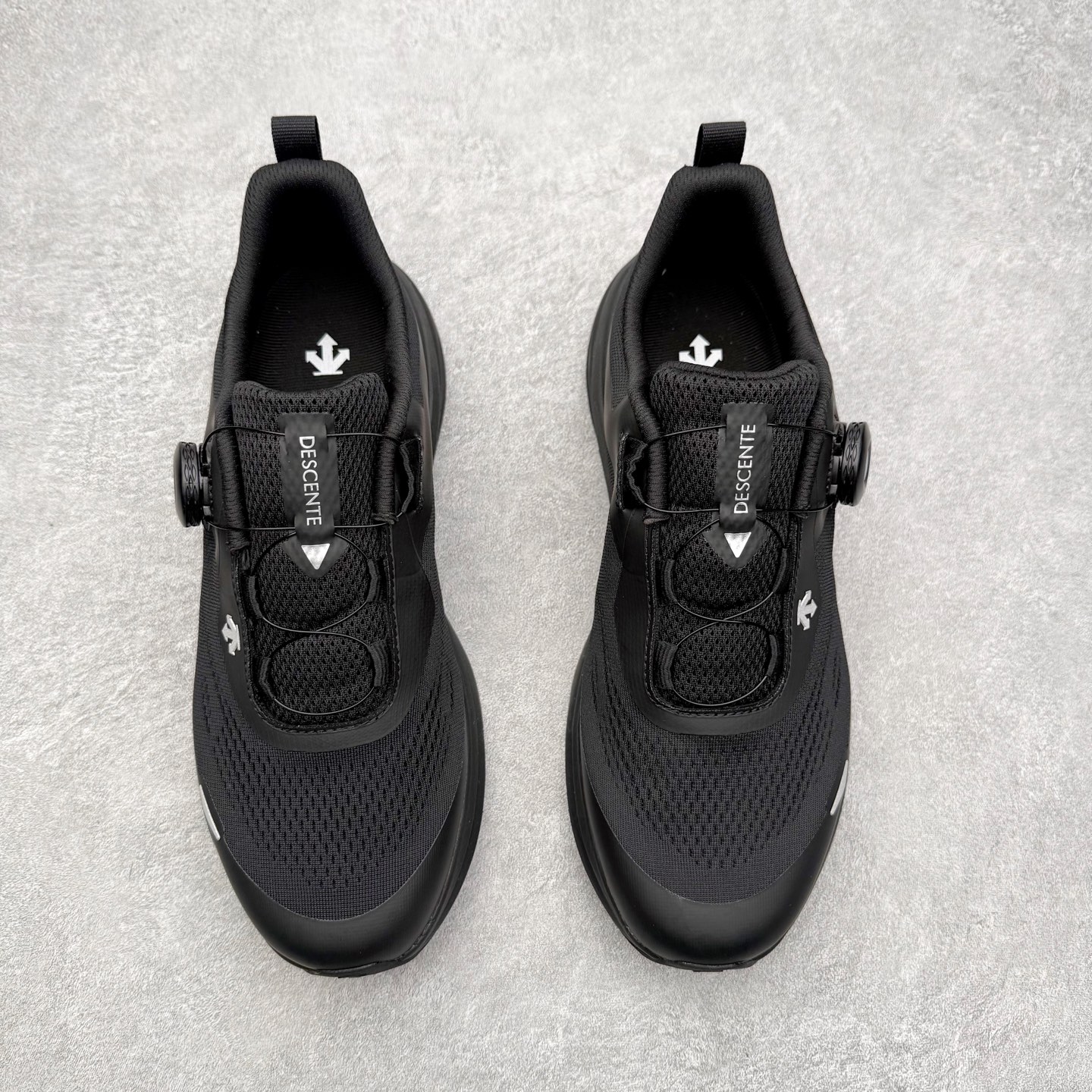 图片[2]-迪桑特DESCENTE LAVITATE WIRE 3.0 舒适 低帮跑步鞋 DESCENTE（迪桑特）创立于1935年，品牌名取自法语词汇，意为“滑降”。品牌箭头标识代表滑雪的三种技术“高速直线滑行”、“穿越”和“侧滑”，也寓意品牌在打造高端专业运动产品中不断追求完美的创新精神，致力于成为中国高端专业滑雪、综训、女子、铁人三项、高尔夫的第一品牌。尺码：36 37 38 39 40 41 42 43 44 45-选品中心