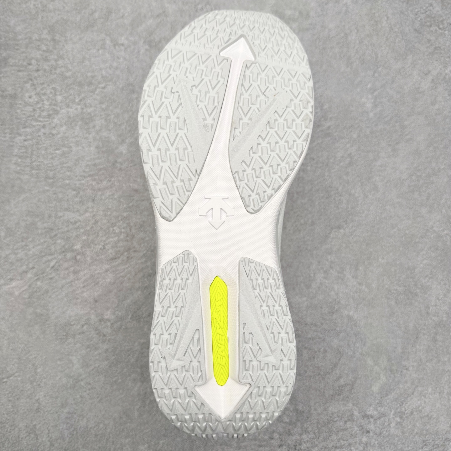 图片[9]-迪桑特DESCENTE LAVITATE WIRE 3.0 舒适 低帮跑步鞋 DESCENTE（迪桑特）创立于1935年，品牌名取自法语词汇，意为“滑降”。品牌箭头标识代表滑雪的三种技术“高速直线滑行”、“穿越”和“侧滑”，也寓意品牌在打造高端专业运动产品中不断追求完美的创新精神，致力于成为中国高端专业滑雪、综训、女子、铁人三项、高尔夫的第一品牌。尺码：36 37 38 39 40 41 42 43 44 45-选品中心