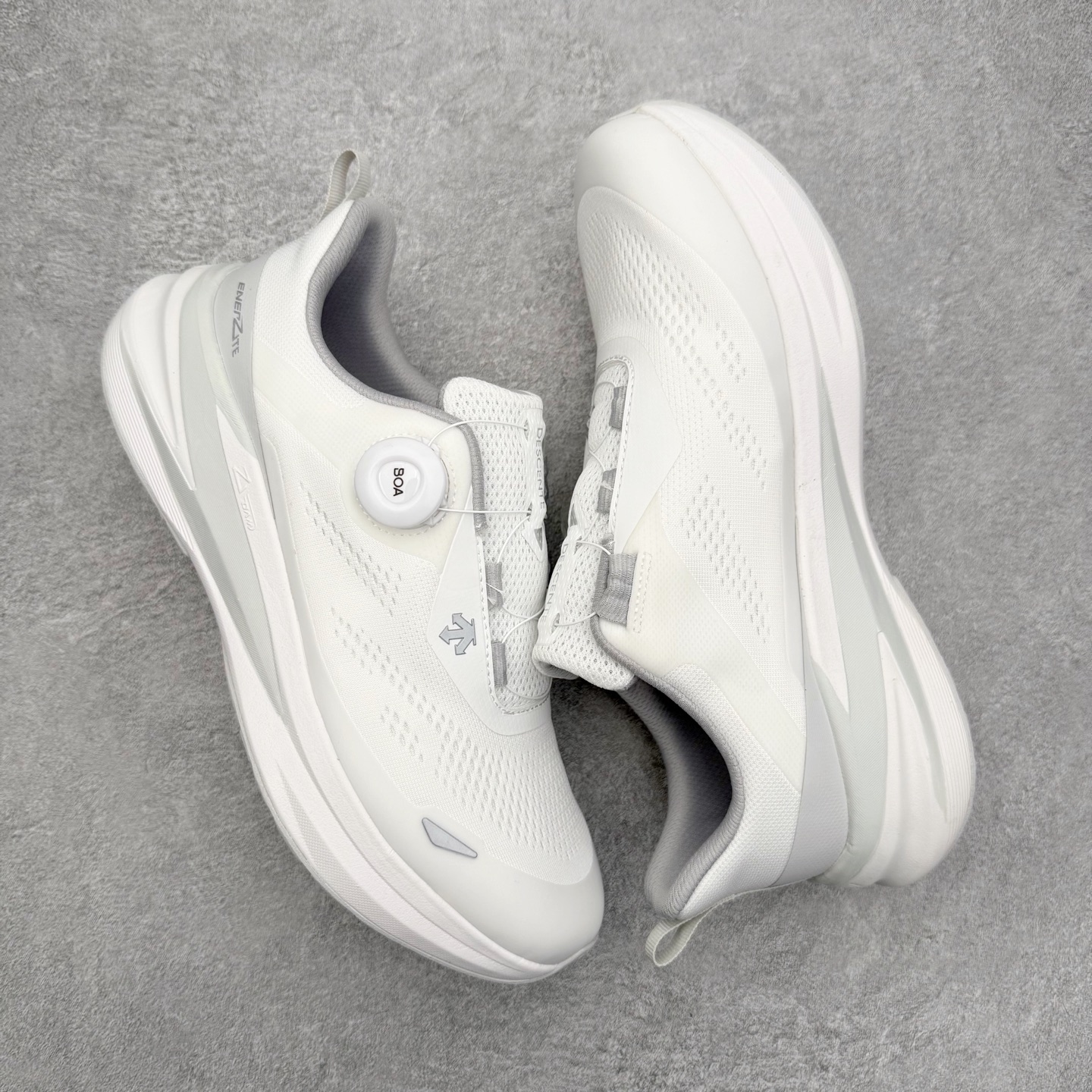 图片[3]-迪桑特DESCENTE LAVITATE WIRE 3.0 舒适 低帮跑步鞋 DESCENTE（迪桑特）创立于1935年，品牌名取自法语词汇，意为“滑降”。品牌箭头标识代表滑雪的三种技术“高速直线滑行”、“穿越”和“侧滑”，也寓意品牌在打造高端专业运动产品中不断追求完美的创新精神，致力于成为中国高端专业滑雪、综训、女子、铁人三项、高尔夫的第一品牌。尺码：36 37 38 39 40 41 42 43 44 45-选品中心