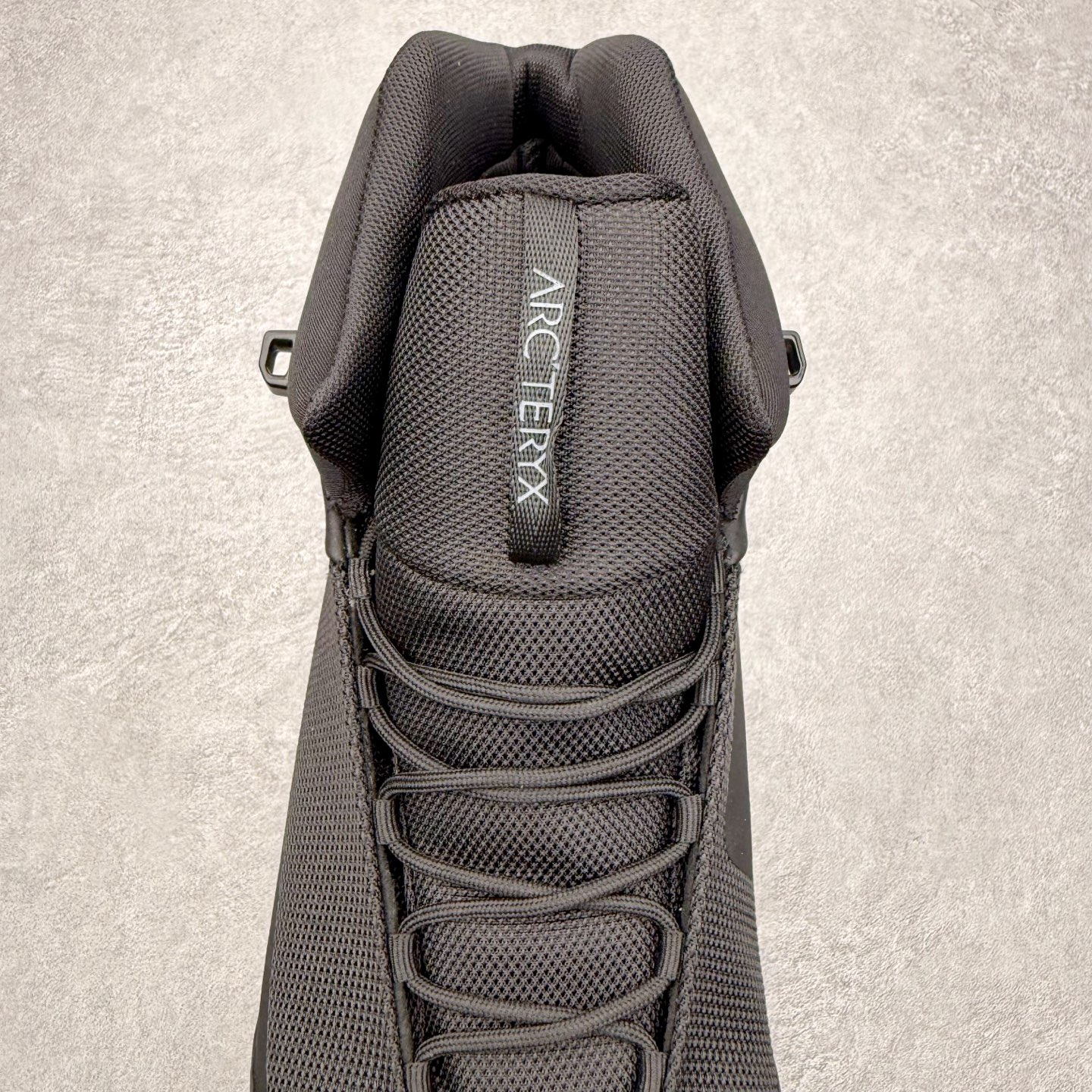 图片[5]-＃HP Arcteryx Kopec Mid GTX 始祖鸟户外防水透气中帮徒步登山鞋 Arcteryx中文名始祖鸟，加拿大户外服饰品牌，1989年创立于加拿大温哥华。始祖鸟来自加拿大海岸山脉，植根高山的专业户外品牌，始终秉承对精湛设计和工艺孜孜以求的准则。从1989年创立至今，Arcteryx始终不断在产品设计与做工上不惜工本，以满足始祖鸟的标准。品质、设计以及精简的理念造就了其良好的性能，并能满足严苛环境下的使用需求。尺码：39 40 41 42 43 44 45-选品中心