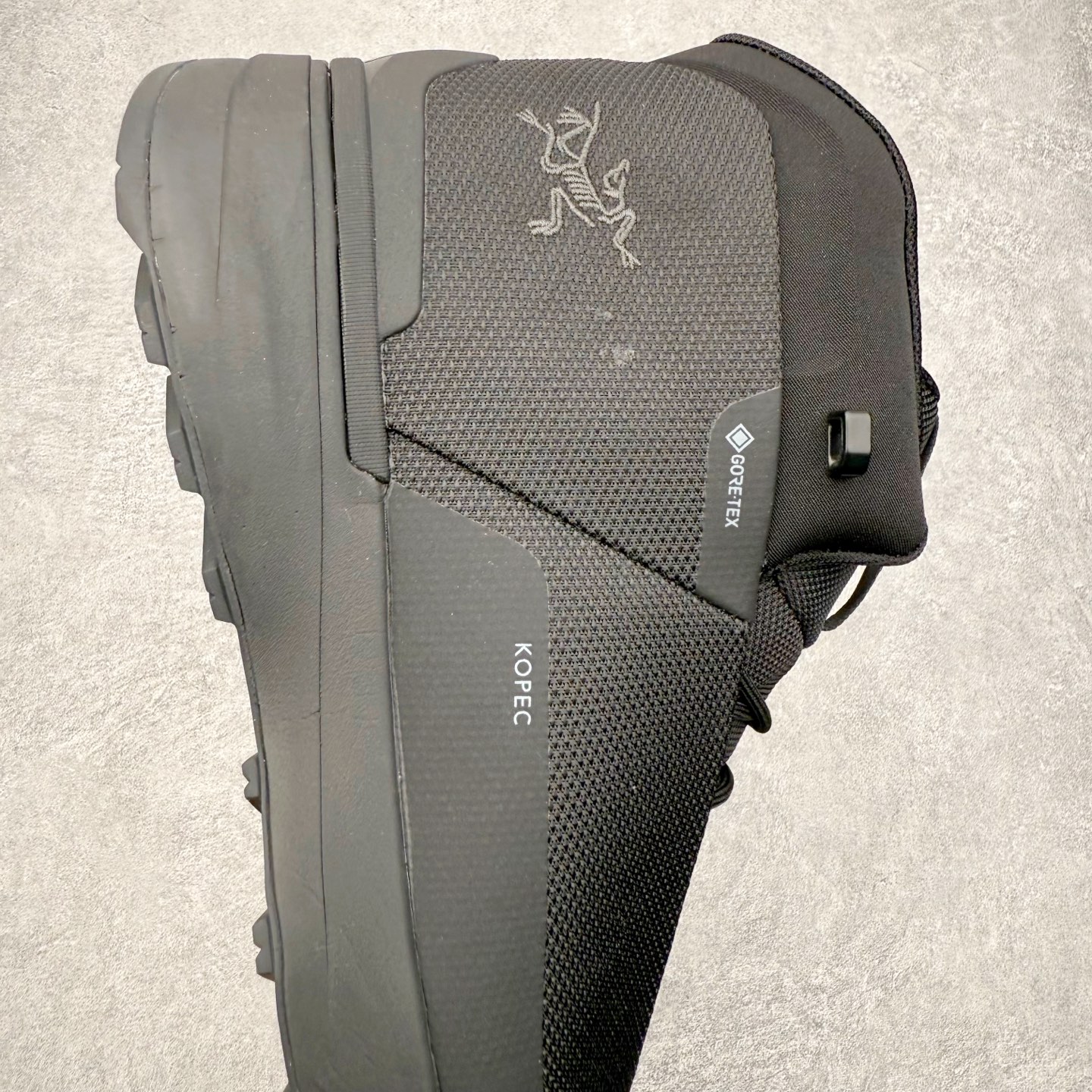 图片[6]-＃HP Arcteryx Kopec Mid GTX 始祖鸟户外防水透气中帮徒步登山鞋 Arcteryx中文名始祖鸟，加拿大户外服饰品牌，1989年创立于加拿大温哥华。始祖鸟来自加拿大海岸山脉，植根高山的专业户外品牌，始终秉承对精湛设计和工艺孜孜以求的准则。从1989年创立至今，Arcteryx始终不断在产品设计与做工上不惜工本，以满足始祖鸟的标准。品质、设计以及精简的理念造就了其良好的性能，并能满足严苛环境下的使用需求。尺码：39 40 41 42 43 44 45-选品中心