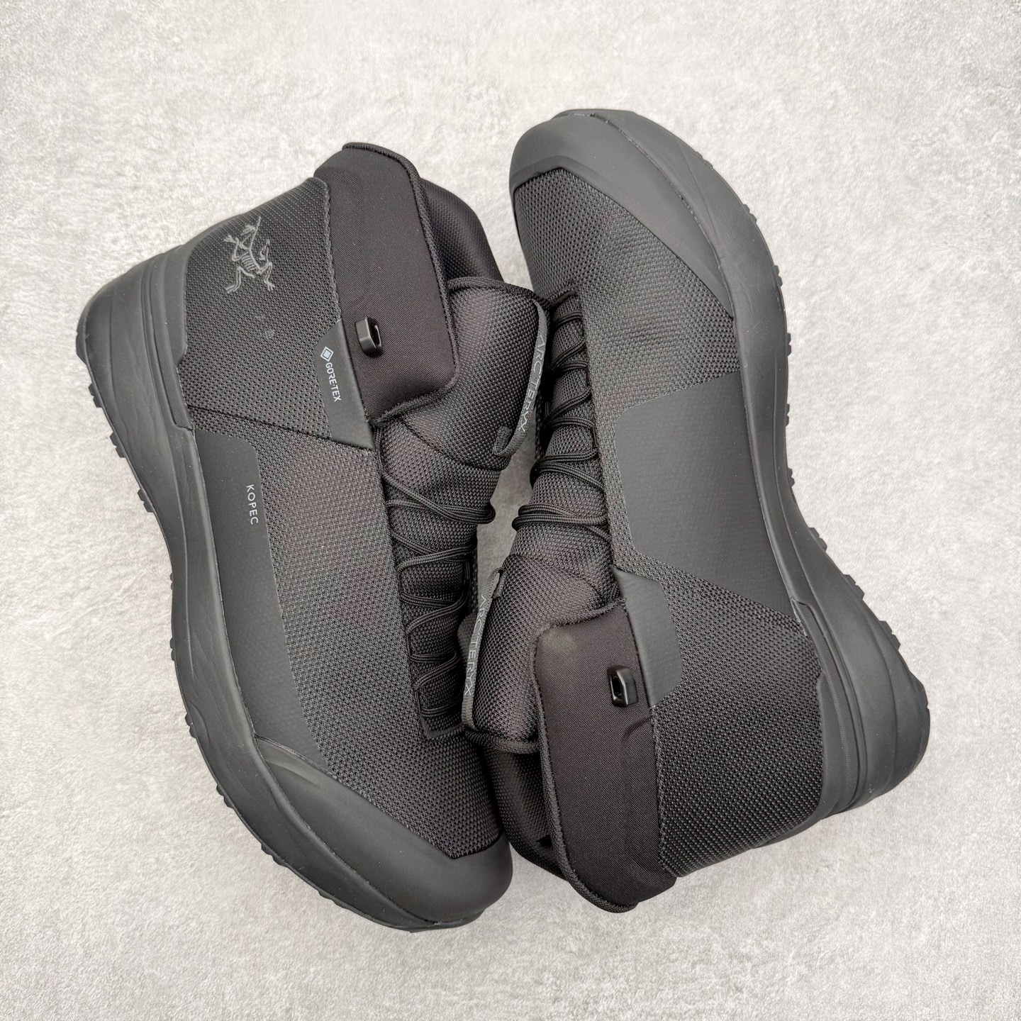 图片[3]-＃HP Arcteryx Kopec Mid GTX 始祖鸟户外防水透气中帮徒步登山鞋 Arcteryx中文名始祖鸟，加拿大户外服饰品牌，1989年创立于加拿大温哥华。始祖鸟来自加拿大海岸山脉，植根高山的专业户外品牌，始终秉承对精湛设计和工艺孜孜以求的准则。从1989年创立至今，Arcteryx始终不断在产品设计与做工上不惜工本，以满足始祖鸟的标准。品质、设计以及精简的理念造就了其良好的性能，并能满足严苛环境下的使用需求。尺码：39 40 41 42 43 44 45-选品中心