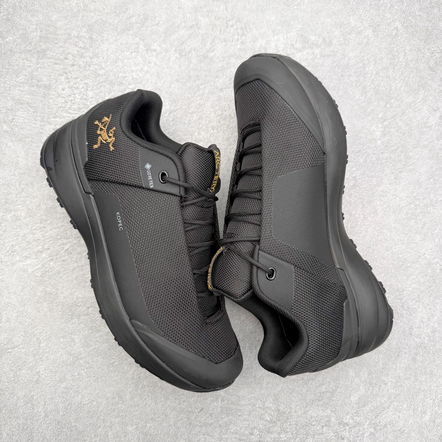 图片[3]-＃HP Arcteryx Kopec GTX 始祖鸟户外防水透气低帮徒步登山鞋 Arcteryx中文名始祖鸟，加拿大户外服饰品牌，1989年创立于加拿大温哥华。始祖鸟来自加拿大海岸山脉，植根高山的专业户外品牌，始终秉承对精湛设计和工艺孜孜以求的准则。从1989年创立至今，Arcteryx始终不断在产品设计与做工上不惜工本，以满足始祖鸟的标准。品质、设计以及精简的理念造就了其良好的性能，并能满足严苛环境下的使用需求。尺码：39 40 41 42 43 44 45-选品中心