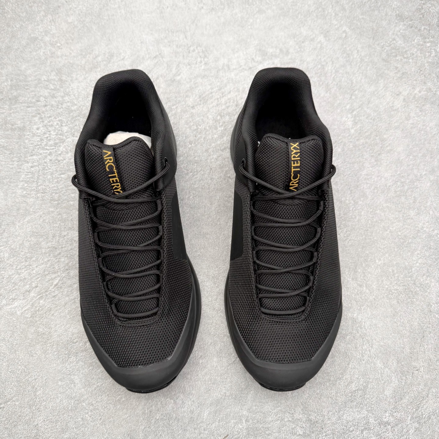 图片[2]-＃HP Arcteryx Kopec GTX 始祖鸟户外防水透气低帮徒步登山鞋 Arcteryx中文名始祖鸟，加拿大户外服饰品牌，1989年创立于加拿大温哥华。始祖鸟来自加拿大海岸山脉，植根高山的专业户外品牌，始终秉承对精湛设计和工艺孜孜以求的准则。从1989年创立至今，Arcteryx始终不断在产品设计与做工上不惜工本，以满足始祖鸟的标准。品质、设计以及精简的理念造就了其良好的性能，并能满足严苛环境下的使用需求。尺码：39 40 41 42 43 44 45-选品中心